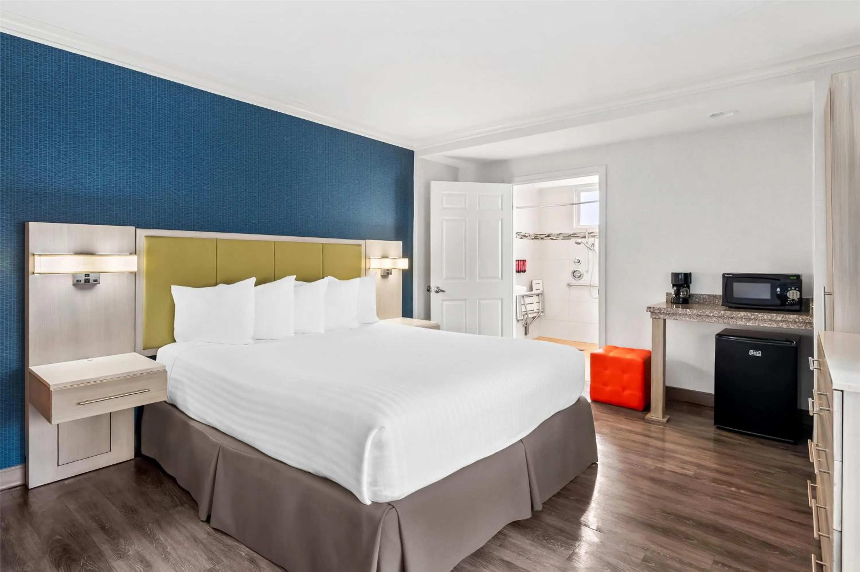 Bedroom, Bed in SureStay Hotel by Best Western Santa Monica