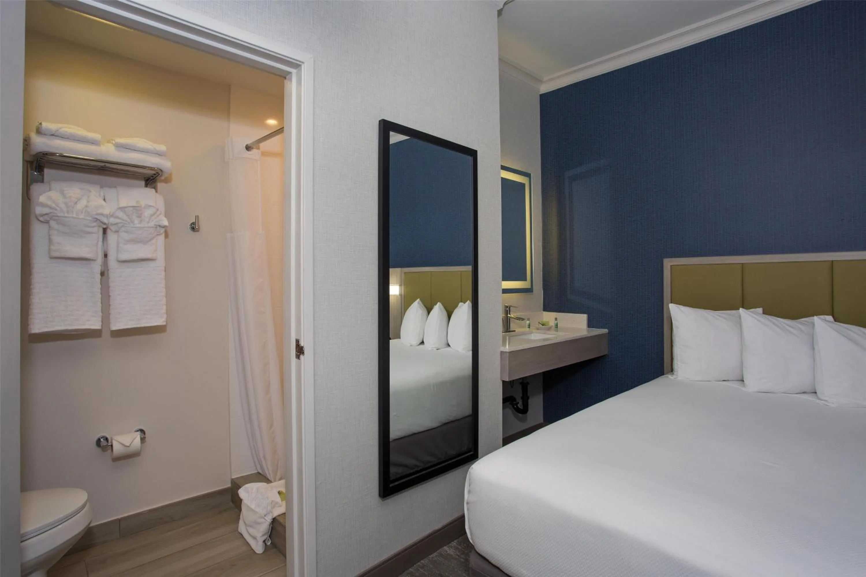 Bedroom, Bed in SureStay Hotel by Best Western Santa Monica