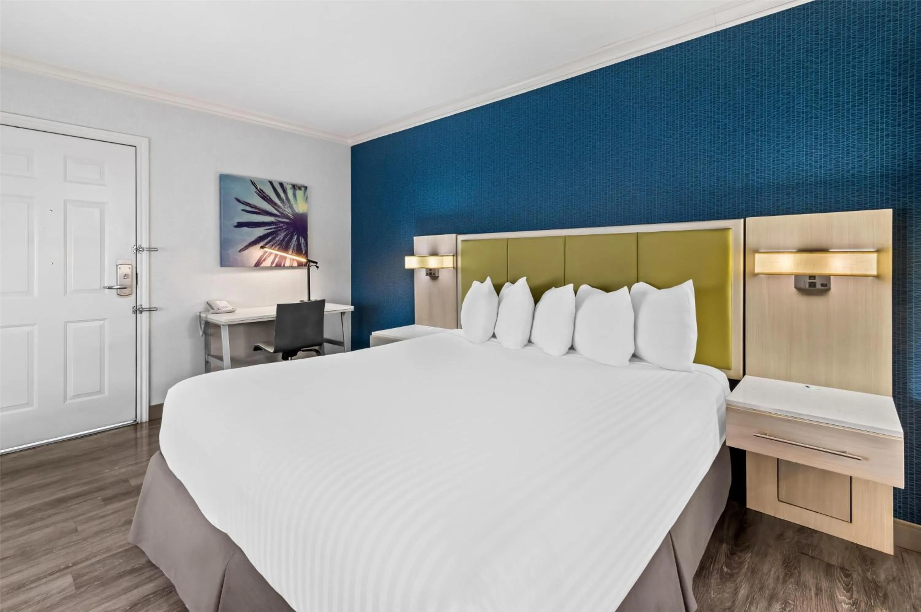 Bedroom, Bed in SureStay Hotel by Best Western Santa Monica