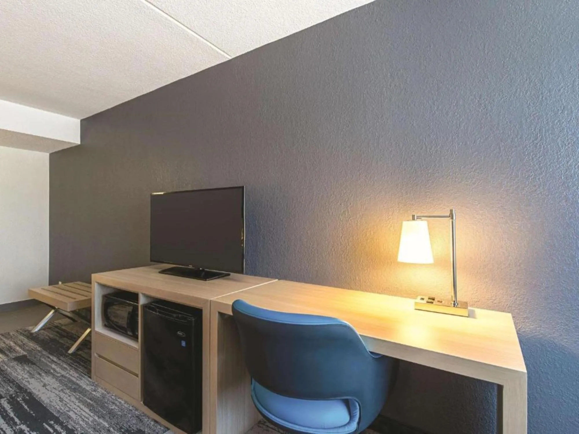 TV and multimedia in Baymont by Wyndham White Plains - Elmsford