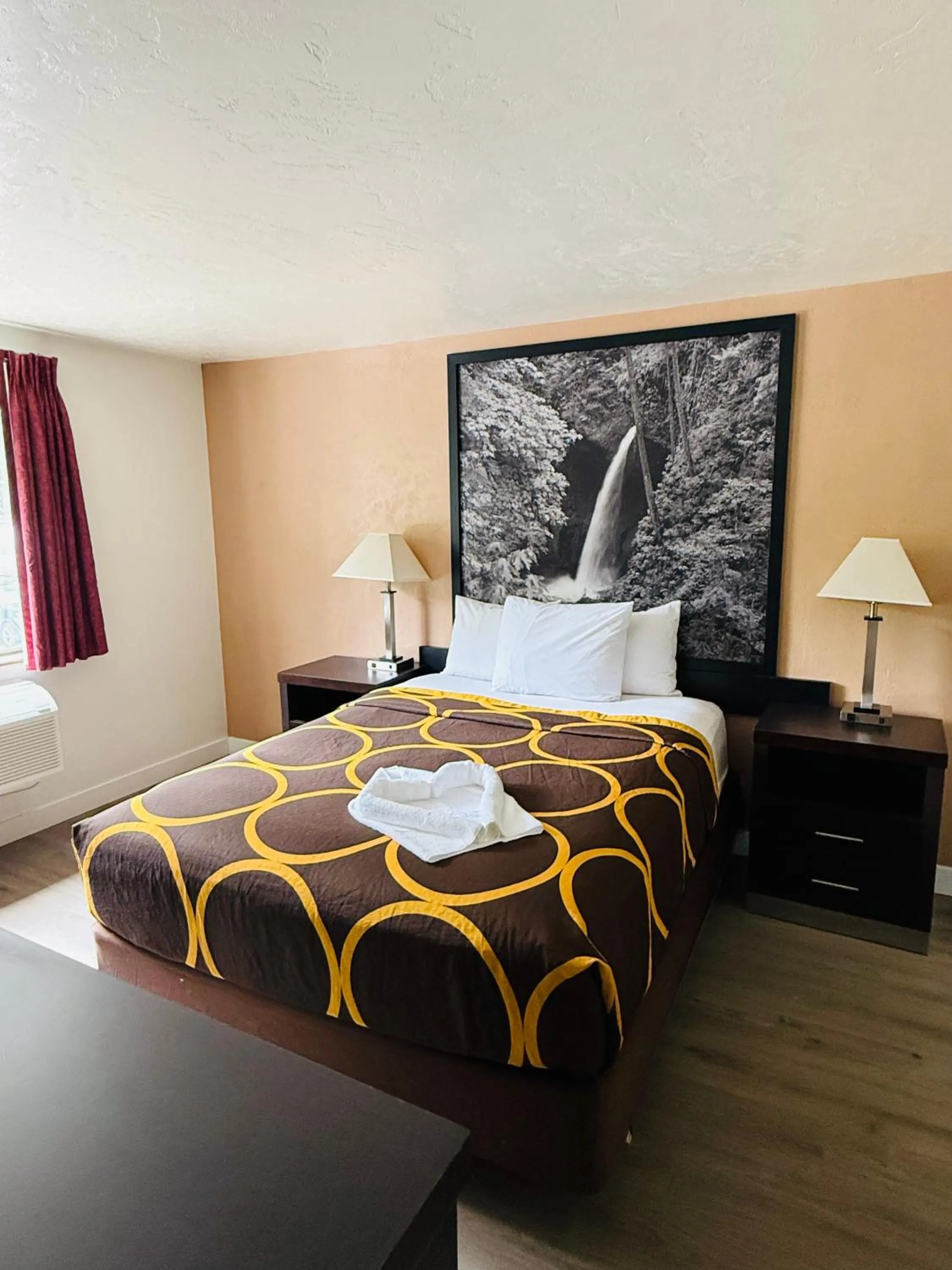 Bed in Super 8 by Wyndham Lacey Olympia Area