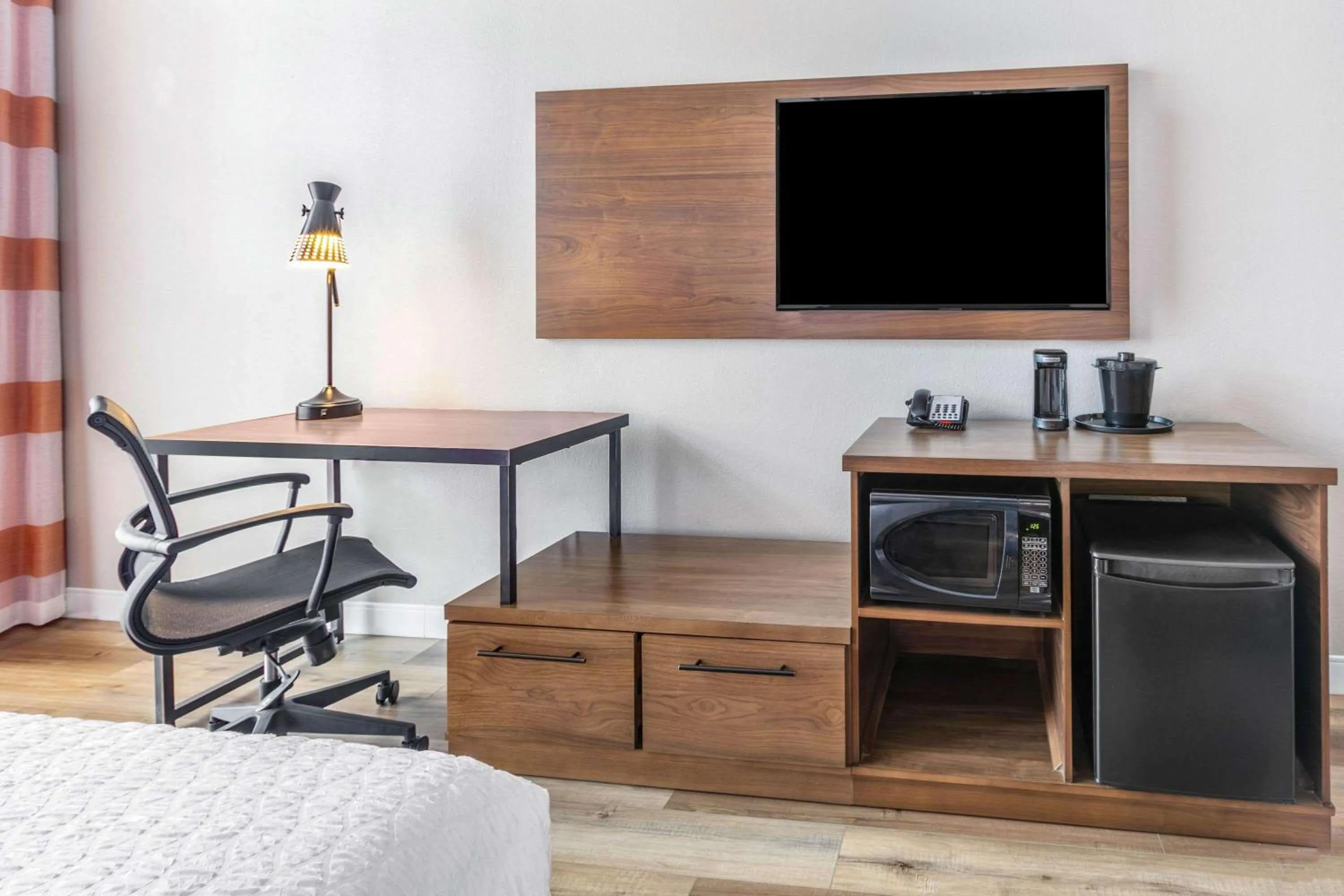 TV and multimedia in La Quinta Inn & Suites by Wyndham Lewisville