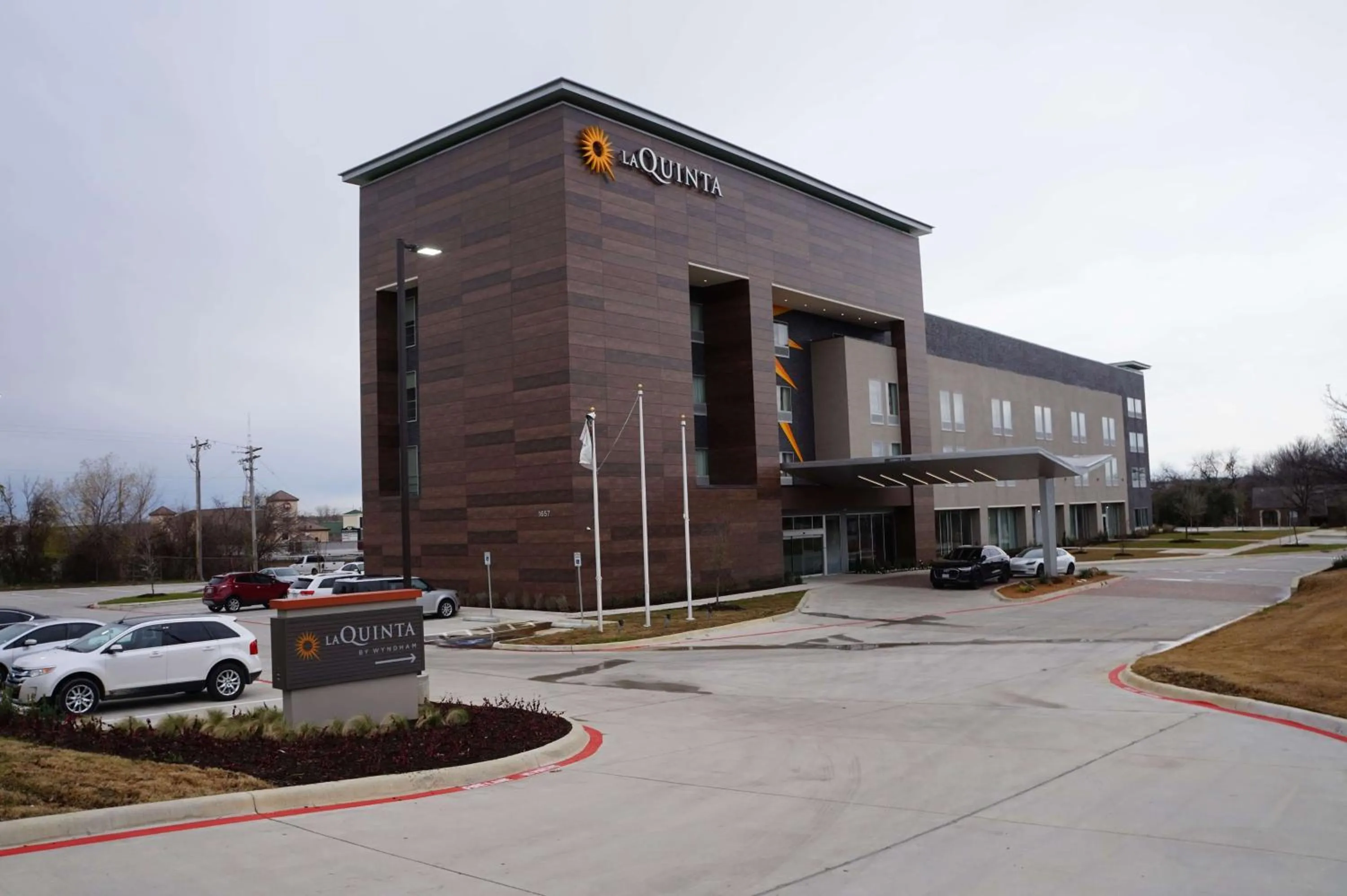 Property building in La Quinta Inn & Suites by Wyndham Lewisville