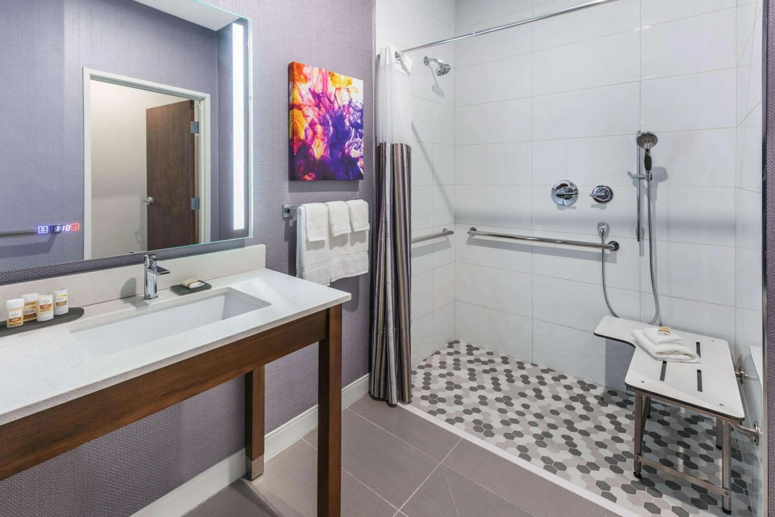 Shower in La Quinta Inn & Suites by Wyndham Lewisville