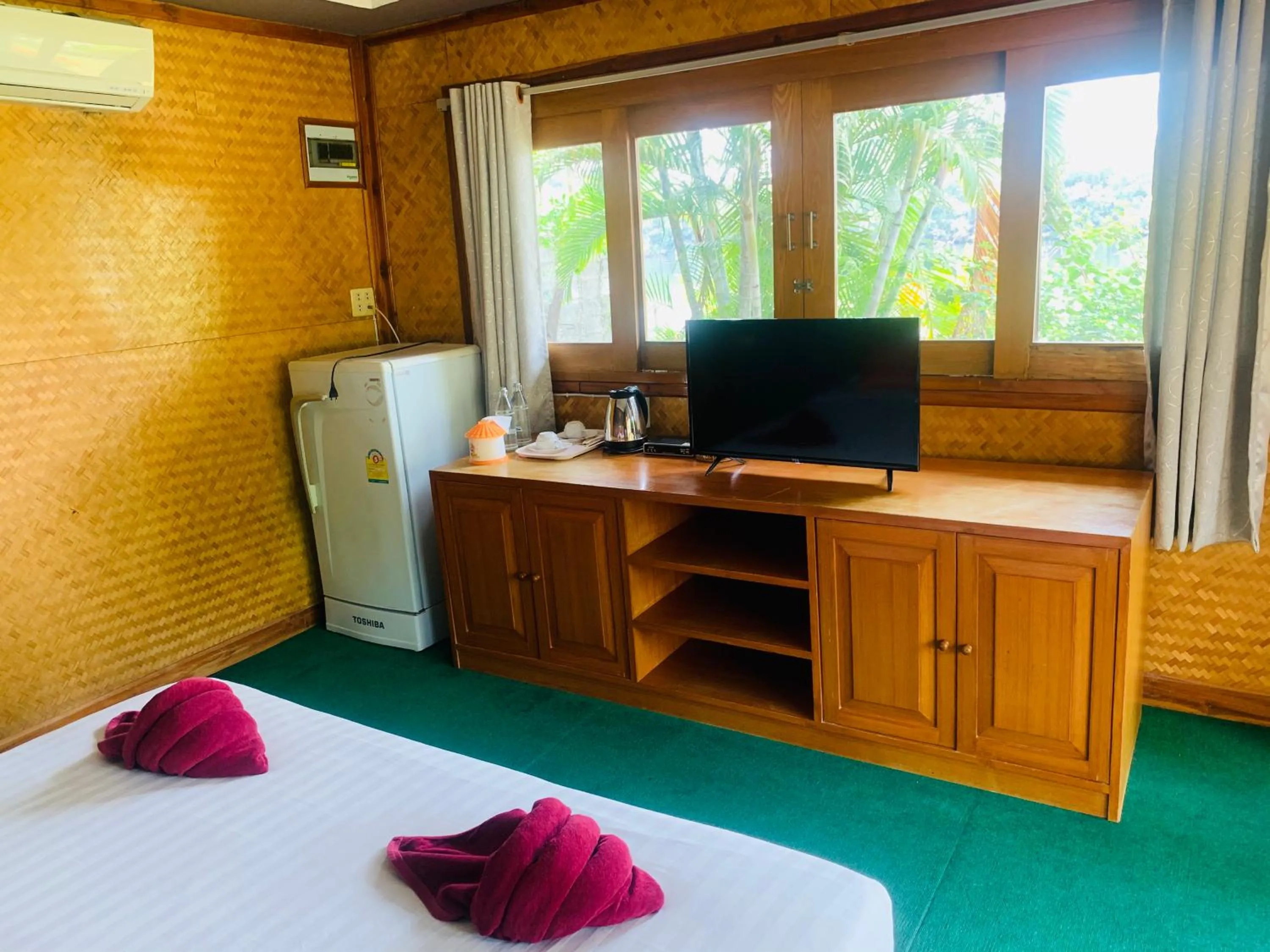 TV and multimedia, Bed in Buasawan Resort & Restaurant