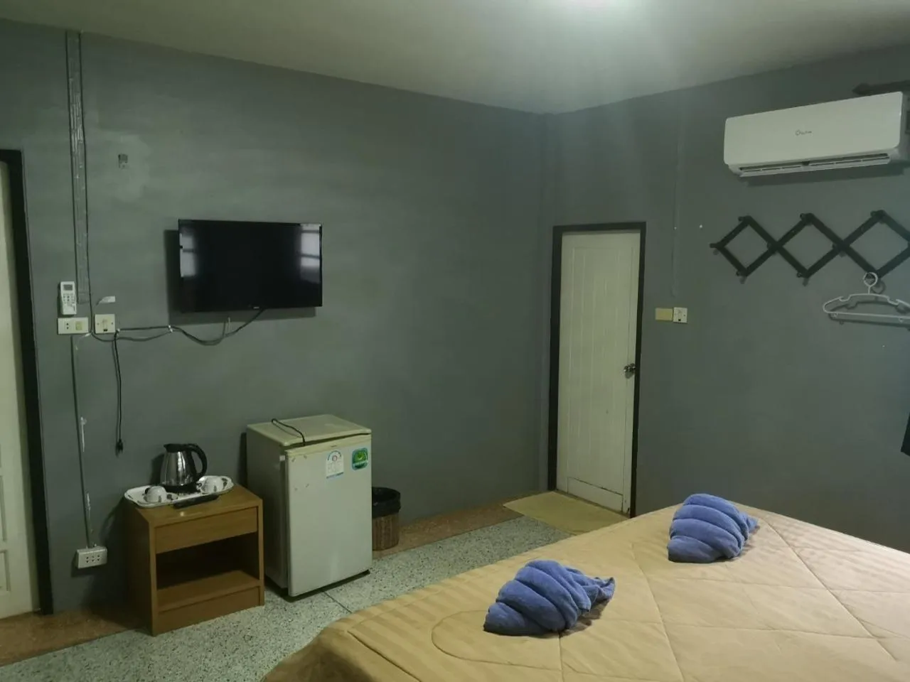 TV and multimedia, Bed in Buasawan Resort & Restaurant