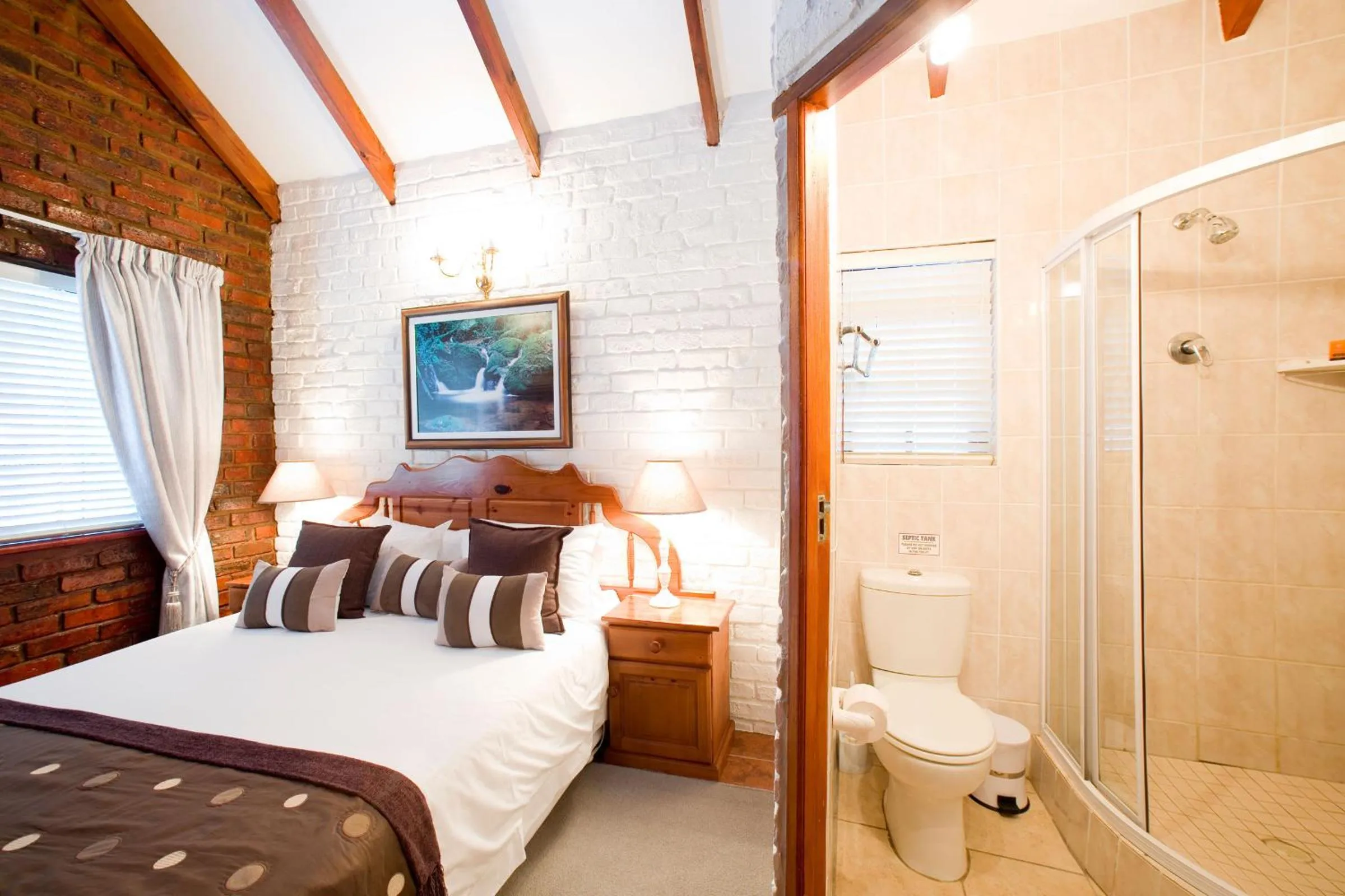 Photo of the whole room, Bed in Swallows Nest Country Cottages