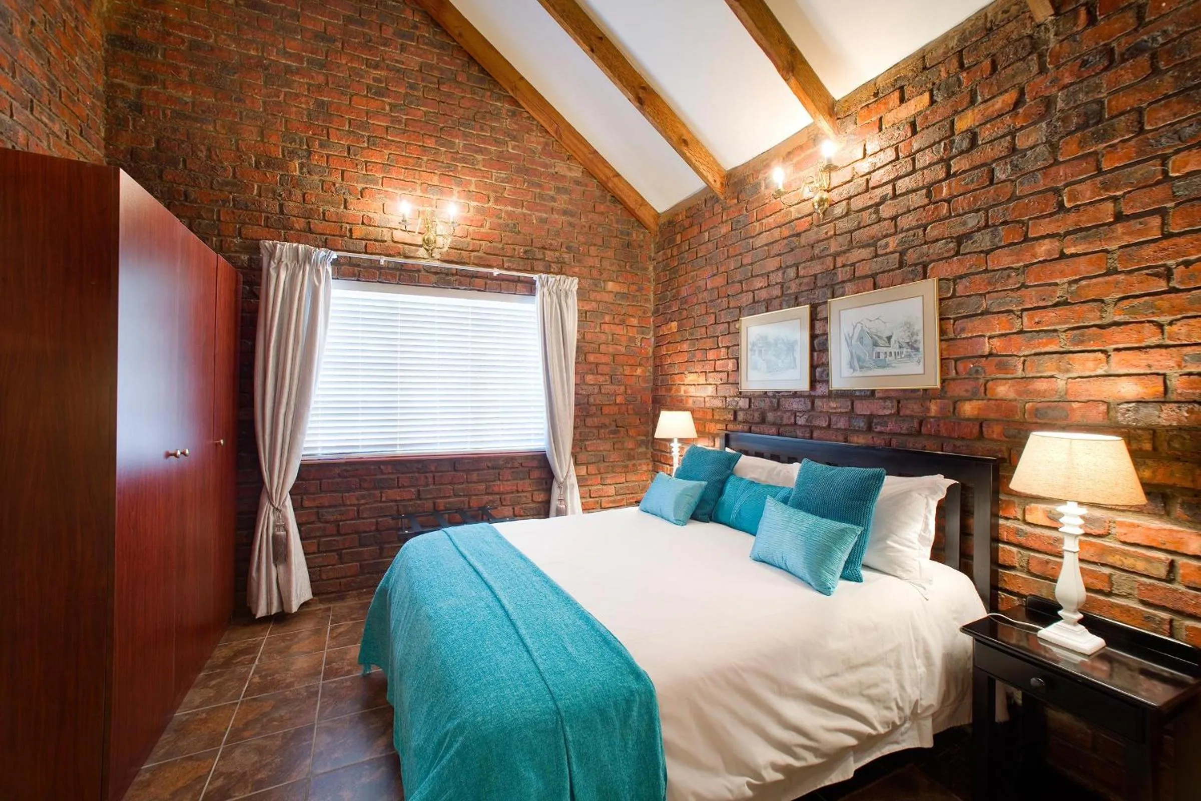 Photo of the whole room, Bed in Swallows Nest Country Cottages