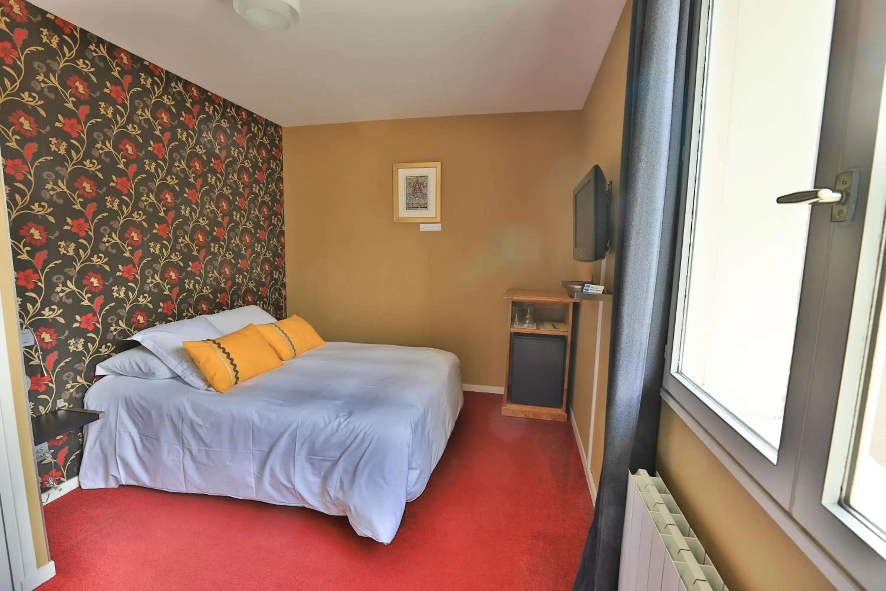 Bed in Logis Hotel Des Grands Vins