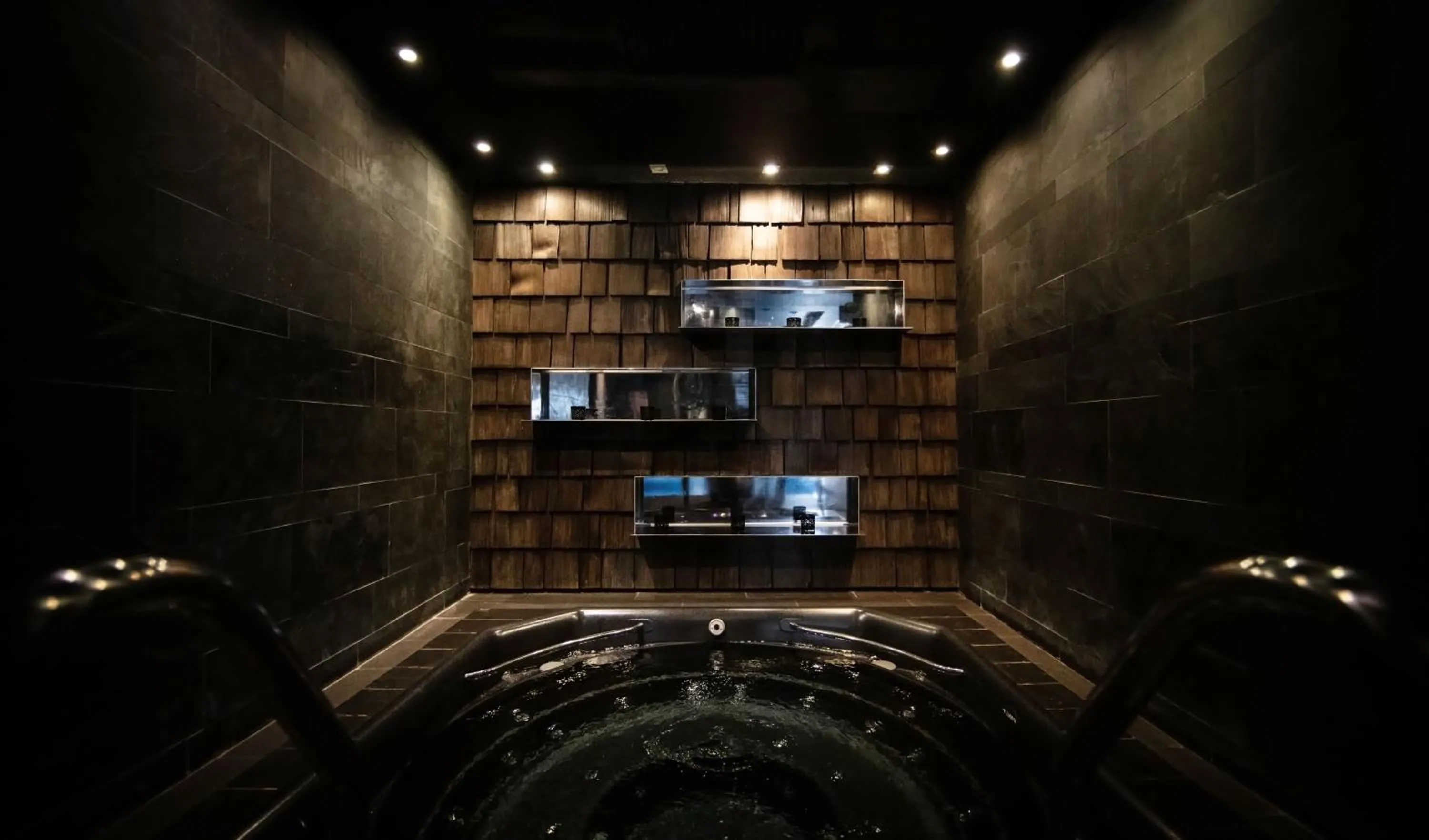 Hot Tub in Avenue Lodge Hotel & Spa