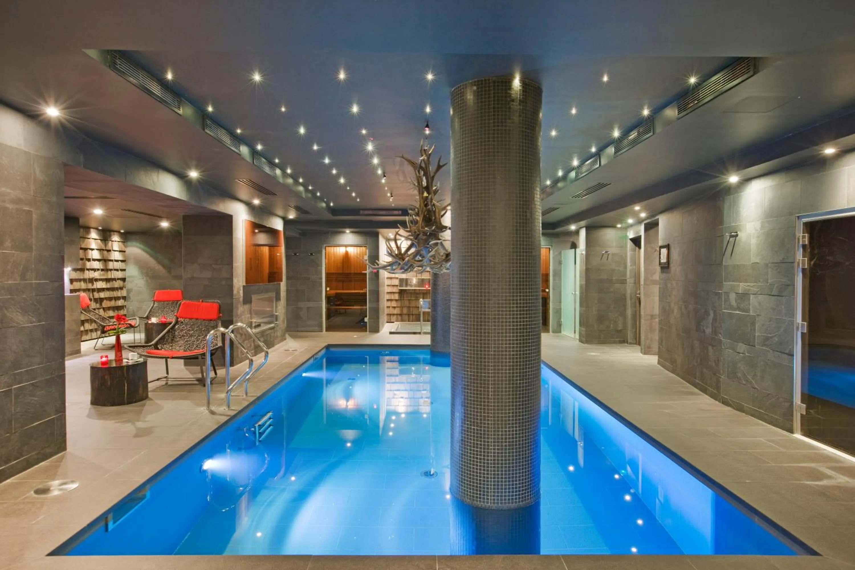 Swimming pool in Avenue Lodge Hotel & Spa