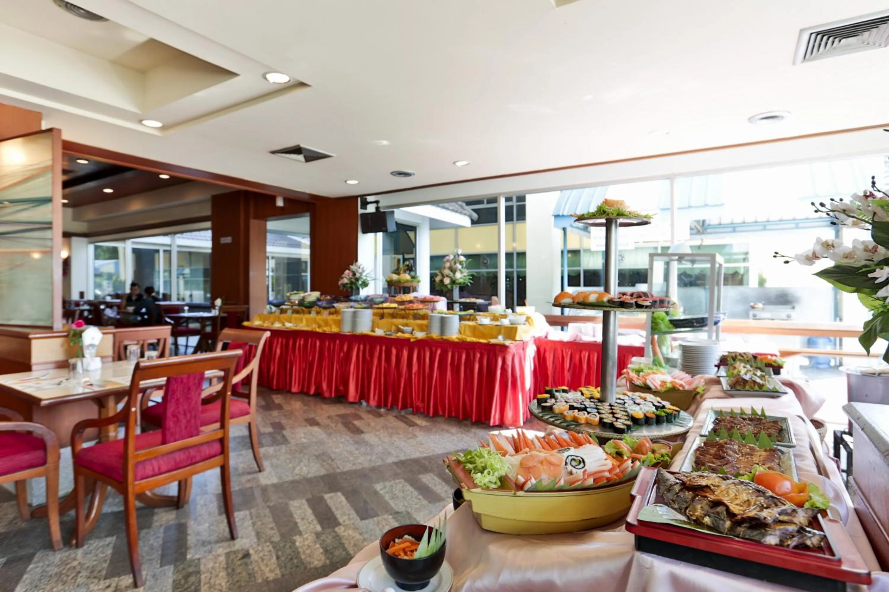 Restaurant/places to eat in Charoen Hotel