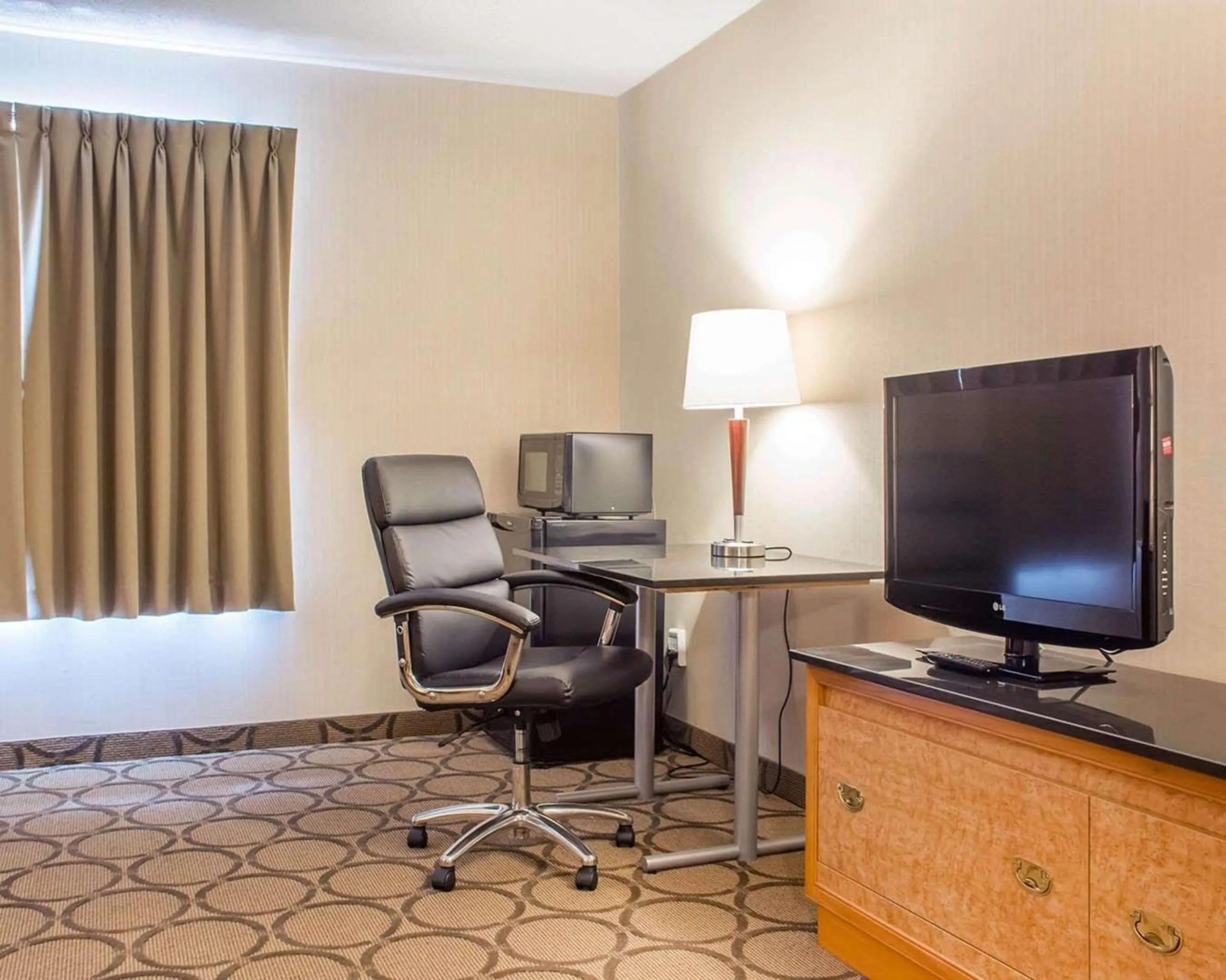 Photo of the whole room in Comfort Inn