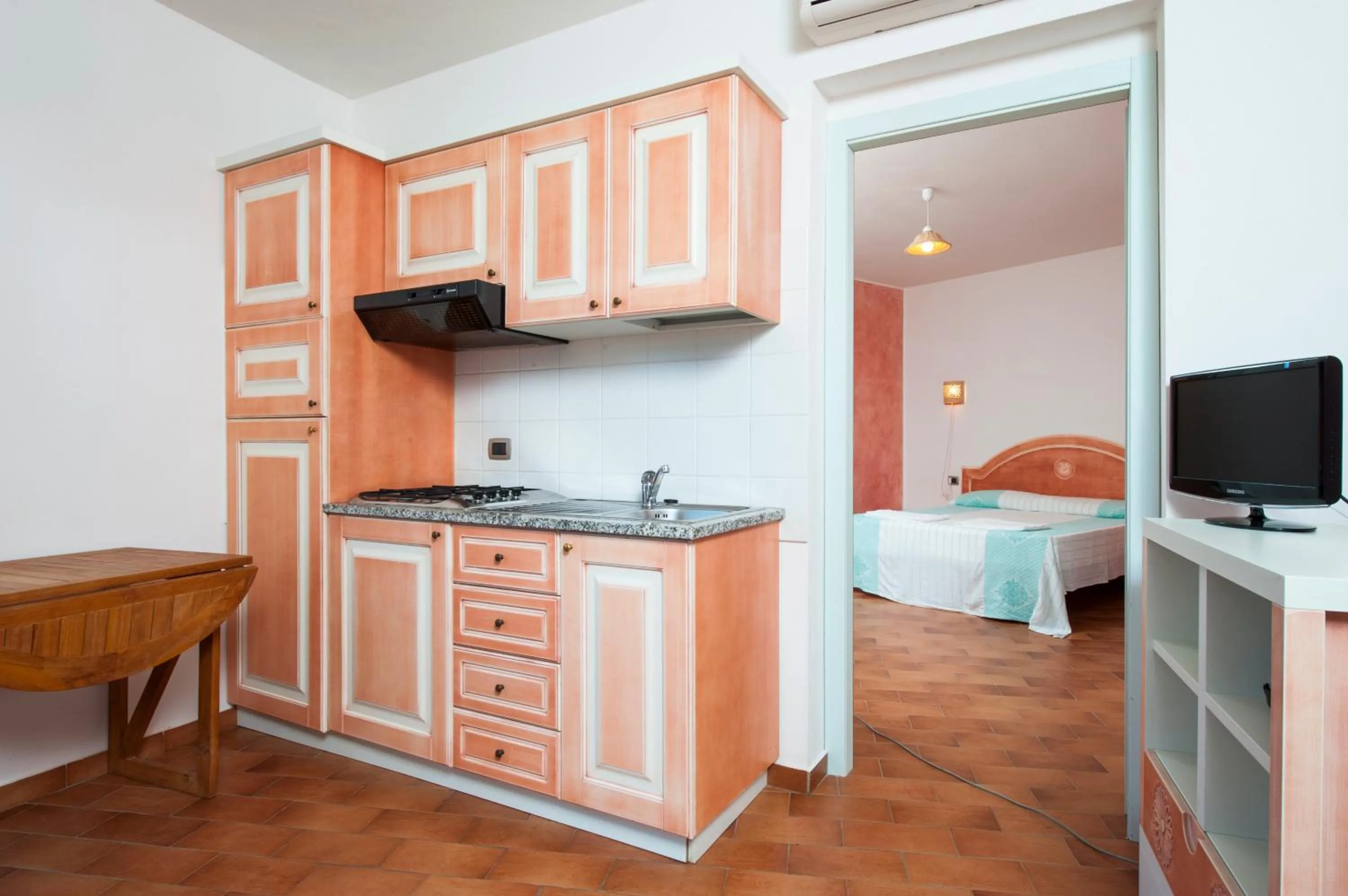 Kitchen or kitchenette, Bed in S'Incantu Resort