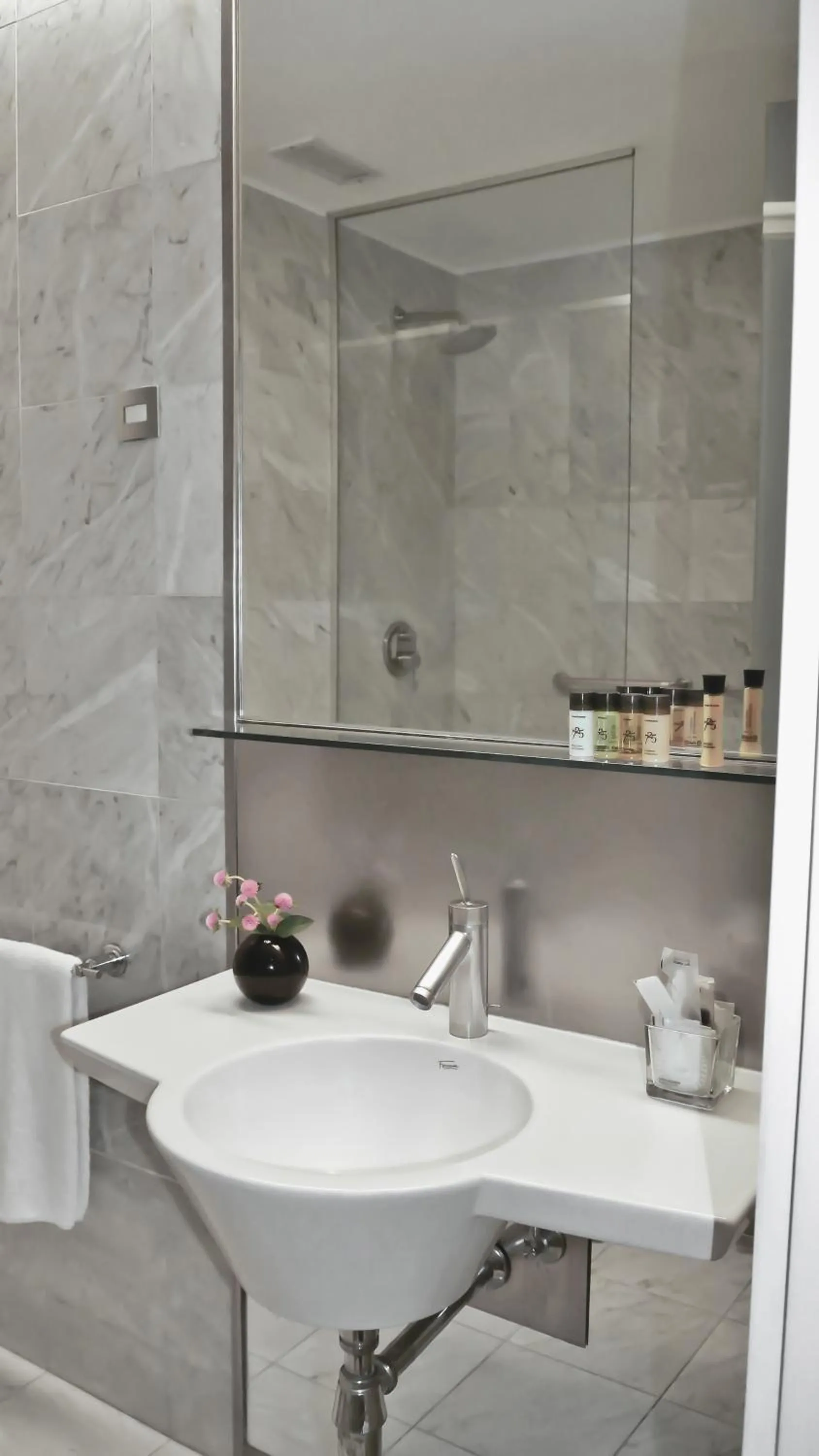 Toilet in 725 Continental Hotel