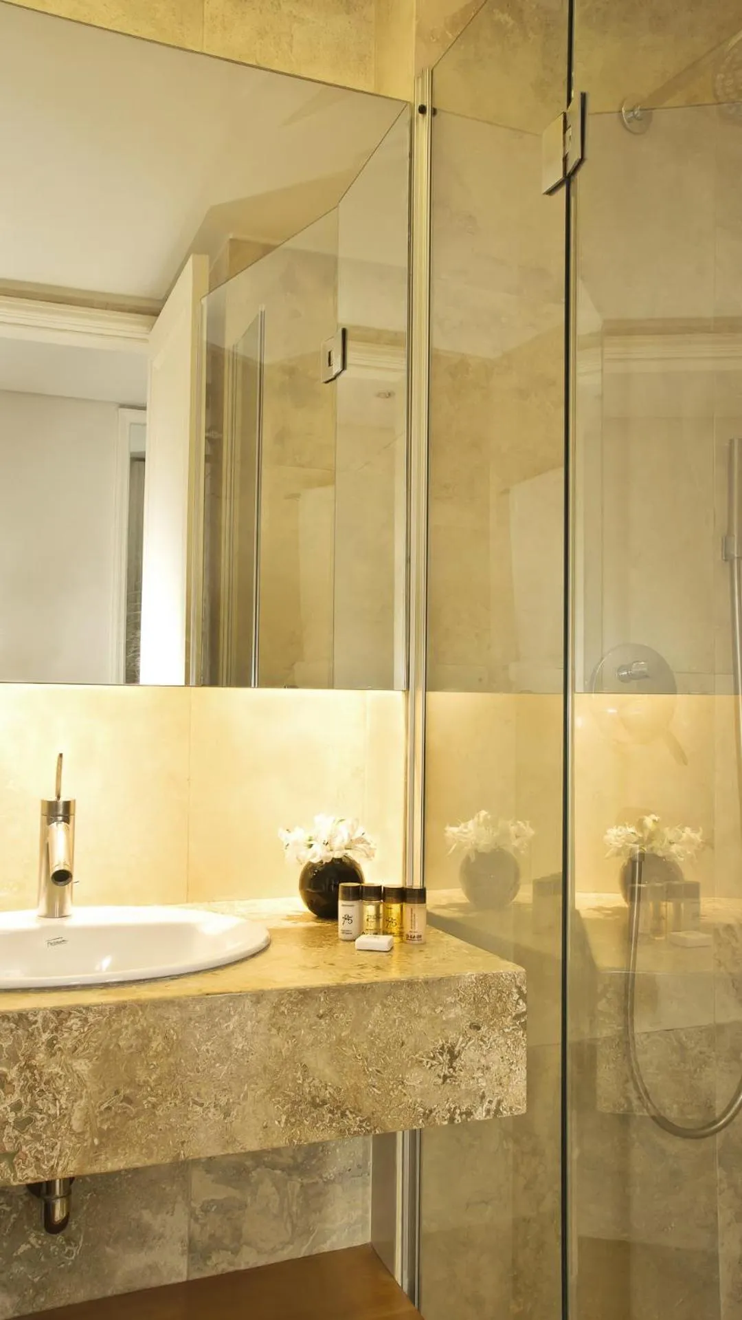 Shower in 725 Continental Hotel