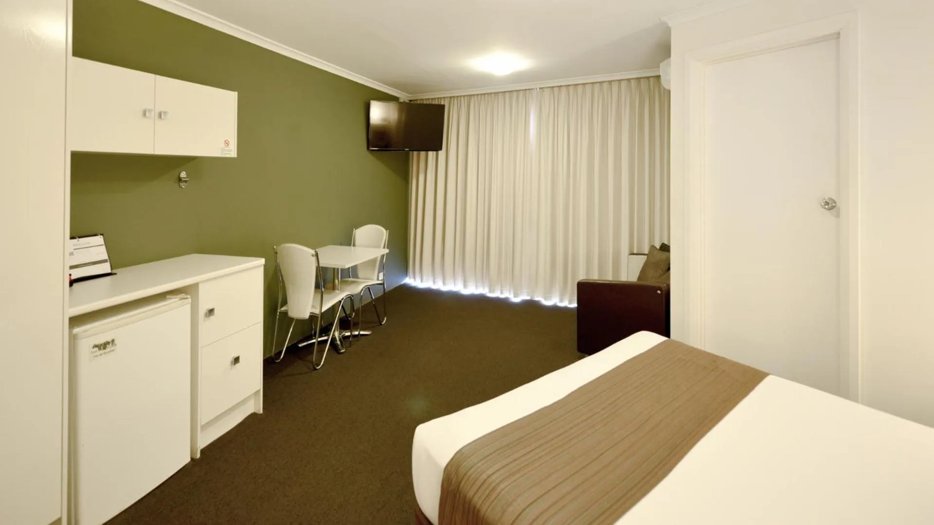 Bed in Atlantic Tower Motor Inn