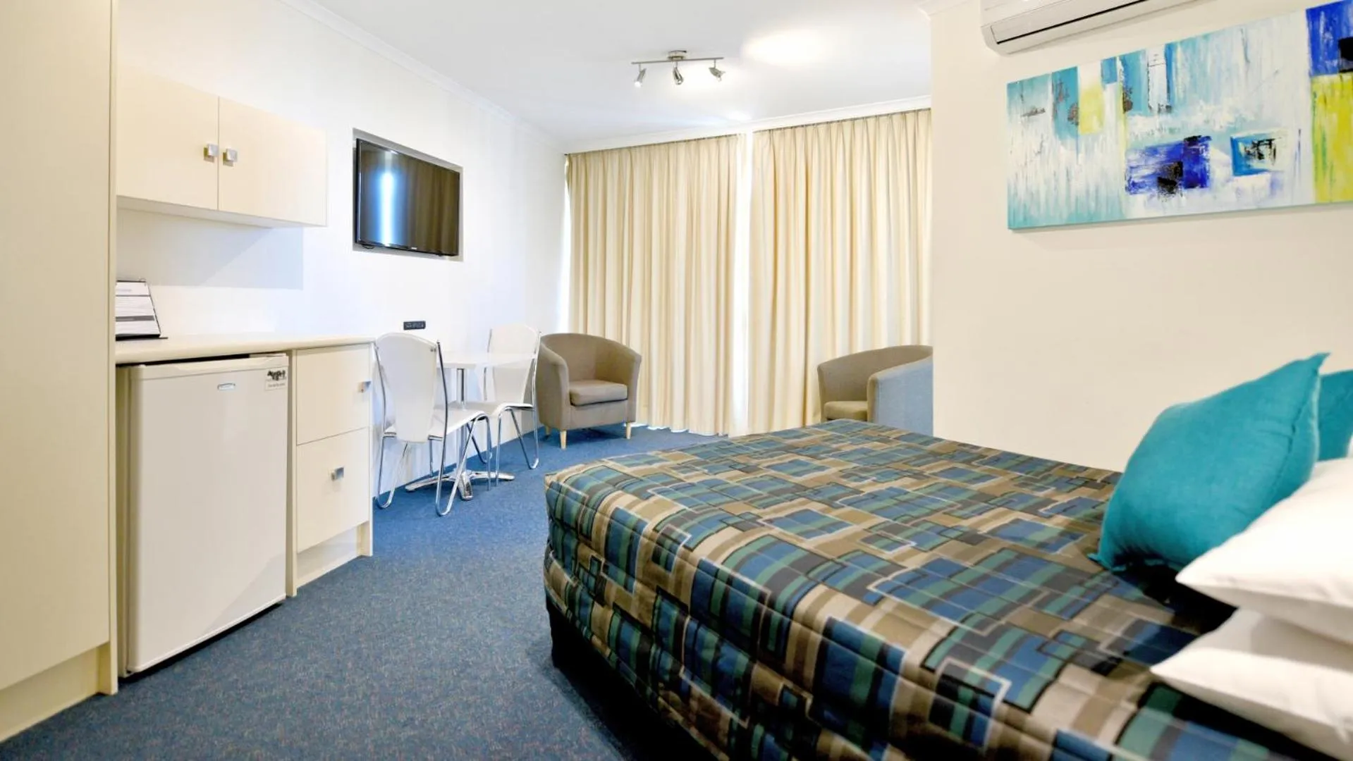 Bed in Atlantic Tower Motor Inn