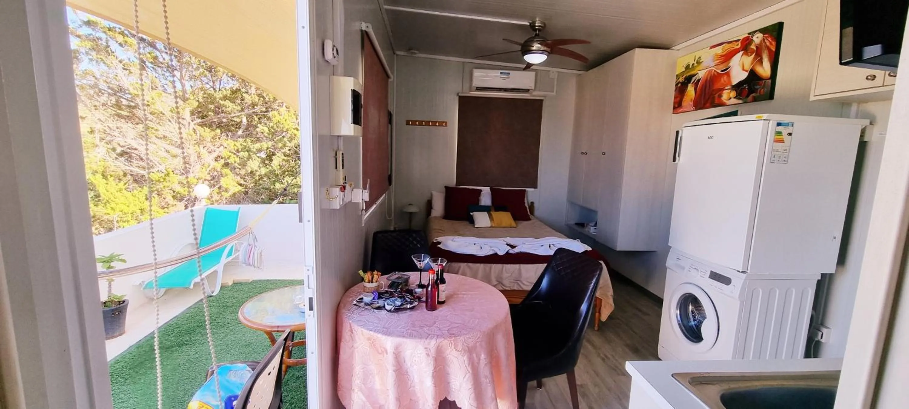 Dining area in Astrofegia Apartments Near The Sea