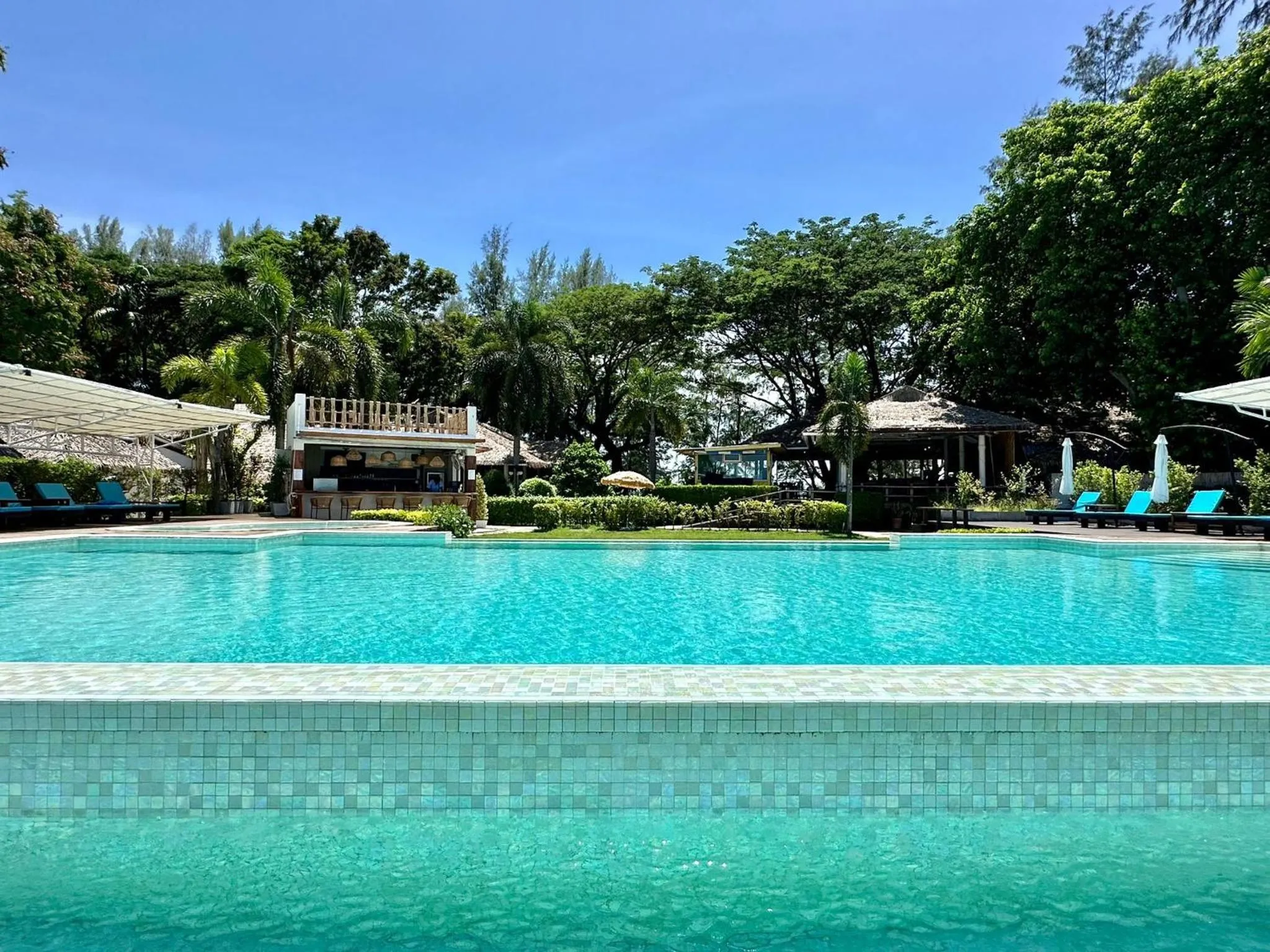Swimming pool in Twin Bay Resort Koh Lanta