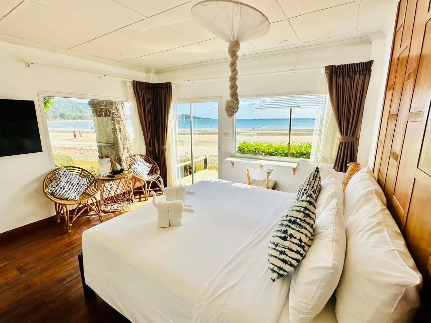 Bathroom, Bed in Twin Bay Resort Koh Lanta