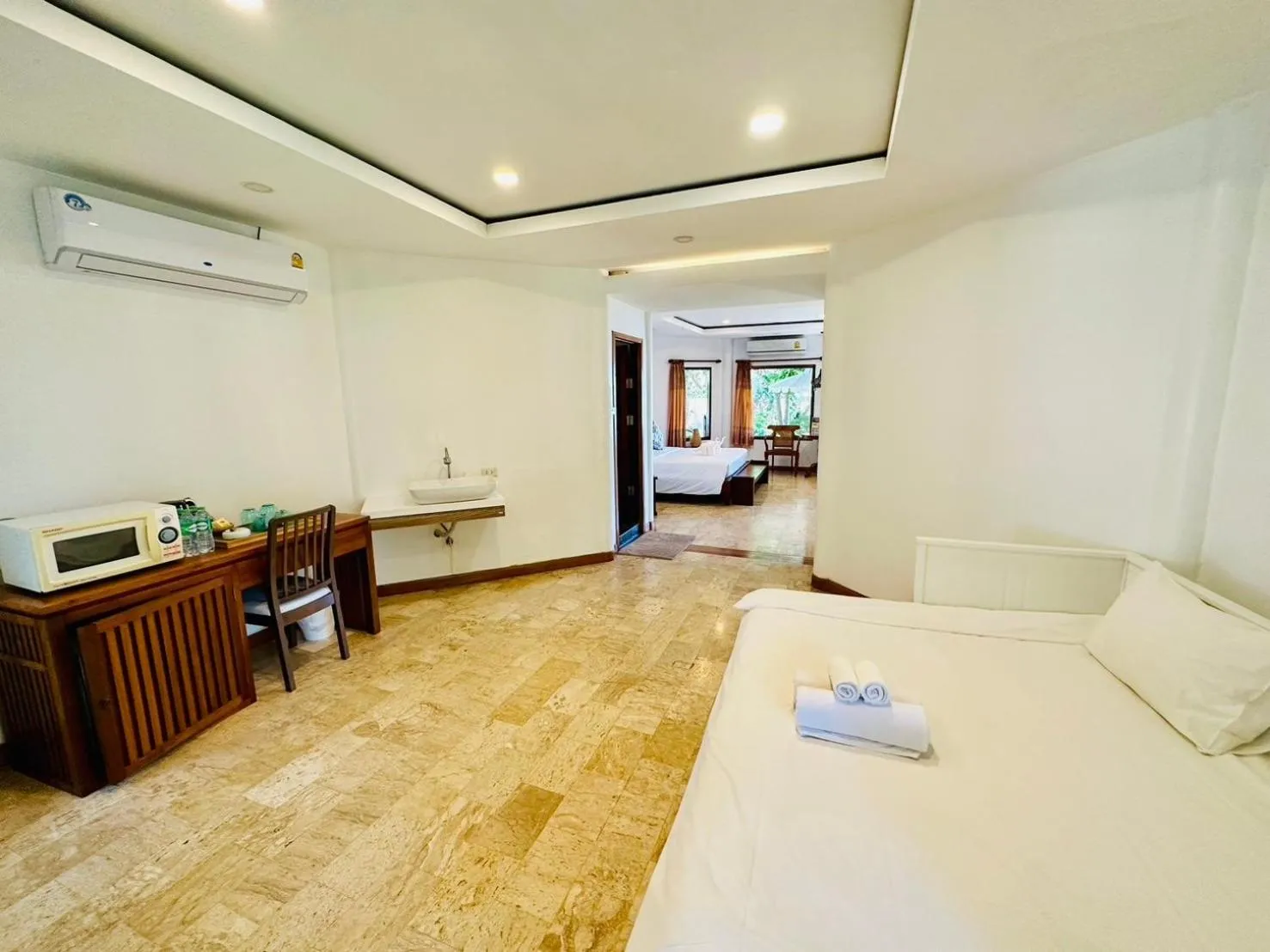 Bedroom, Bed in Twin Bay Resort Koh Lanta