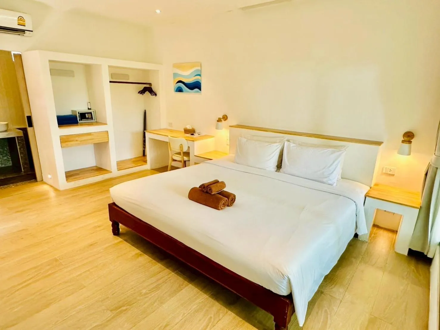 Bedroom, Bed in Twin Bay Resort Koh Lanta