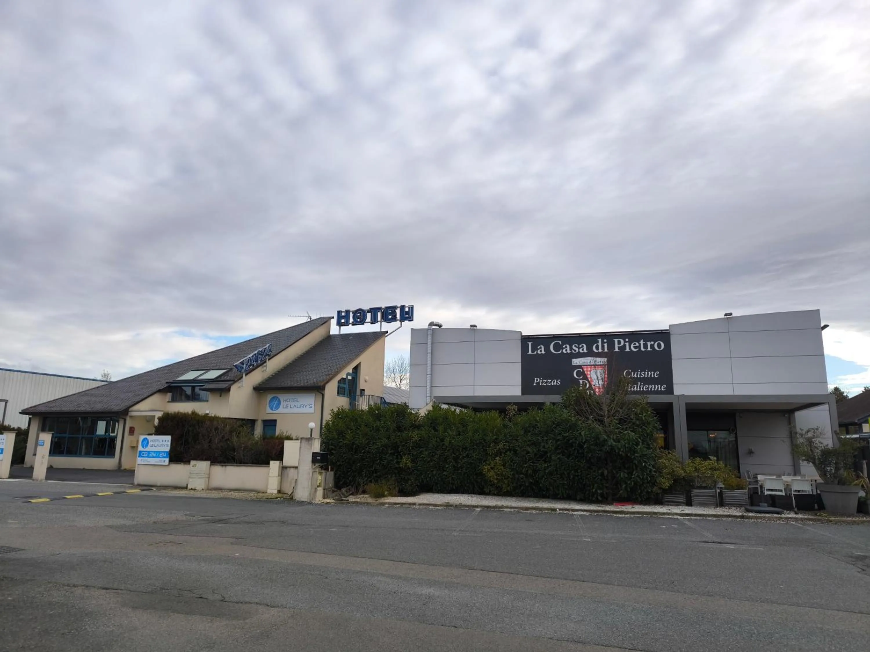 Restaurant/places to eat in Hôtel Le Laury's-hôtel calme proche de Rodez avec parking privé gratuit