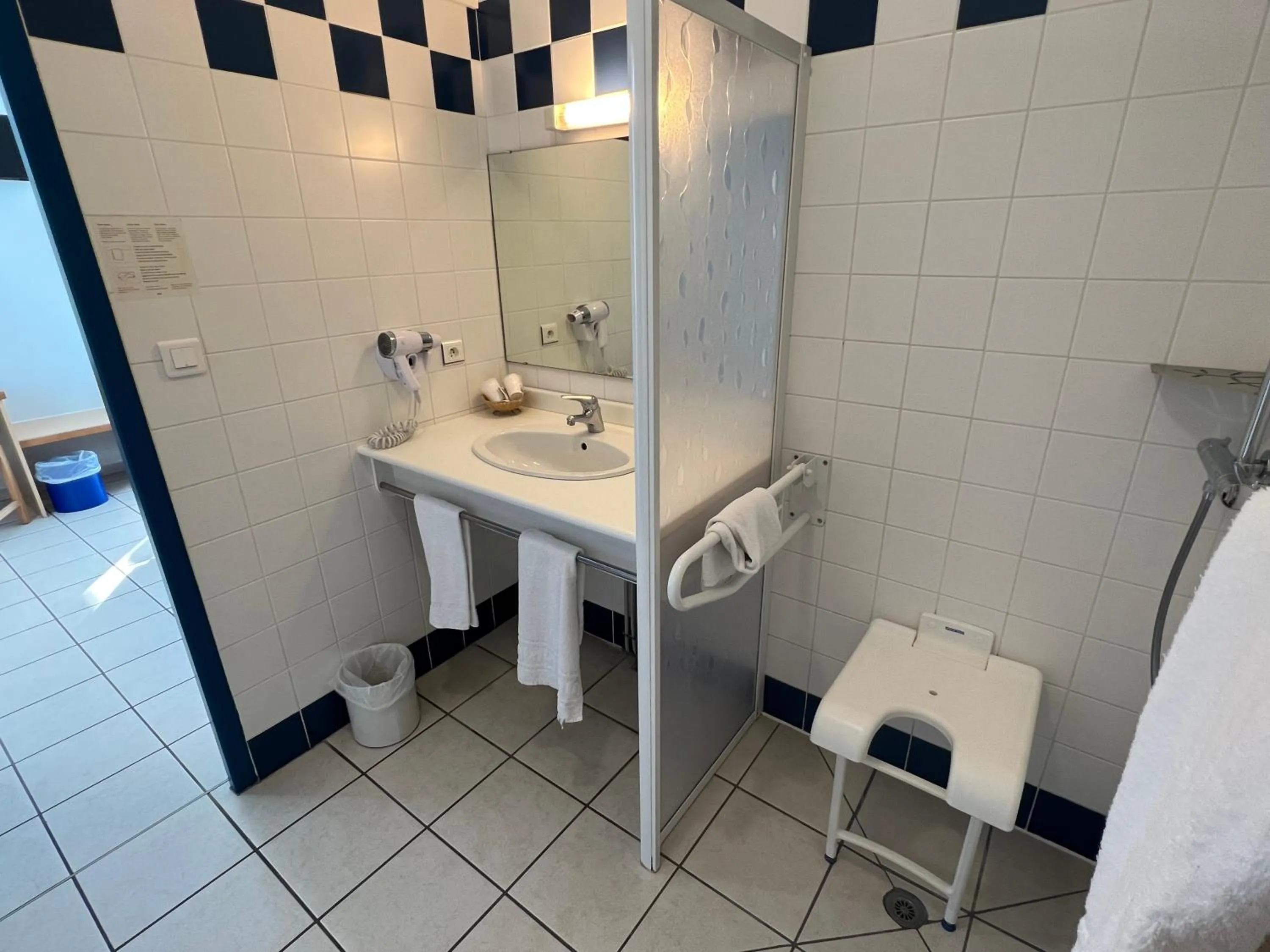 Shower in Hôtel Le Laury's