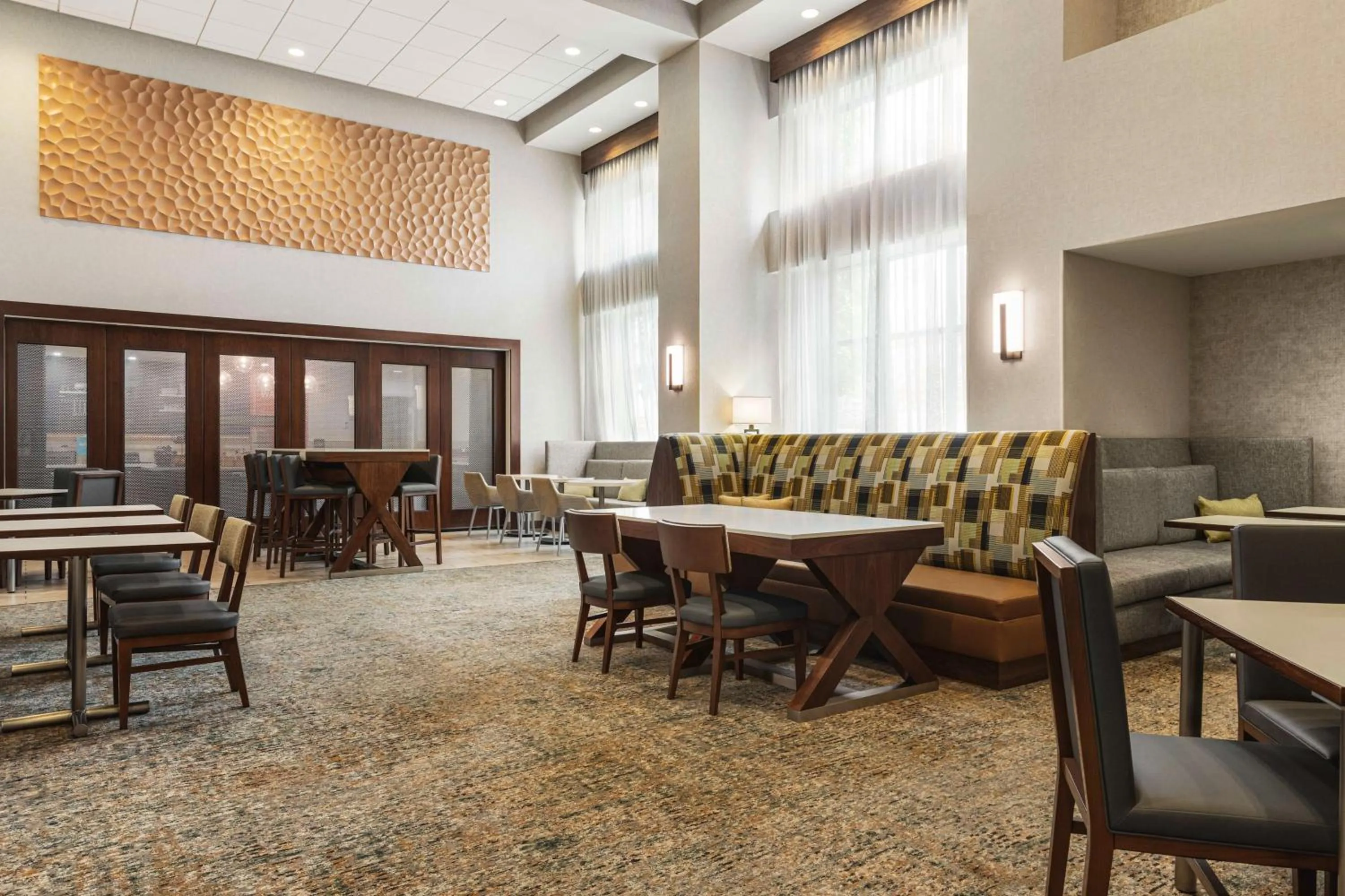 Breakfast in Hampton Inn & Suites Pittsburgh Waterfront West Homestead