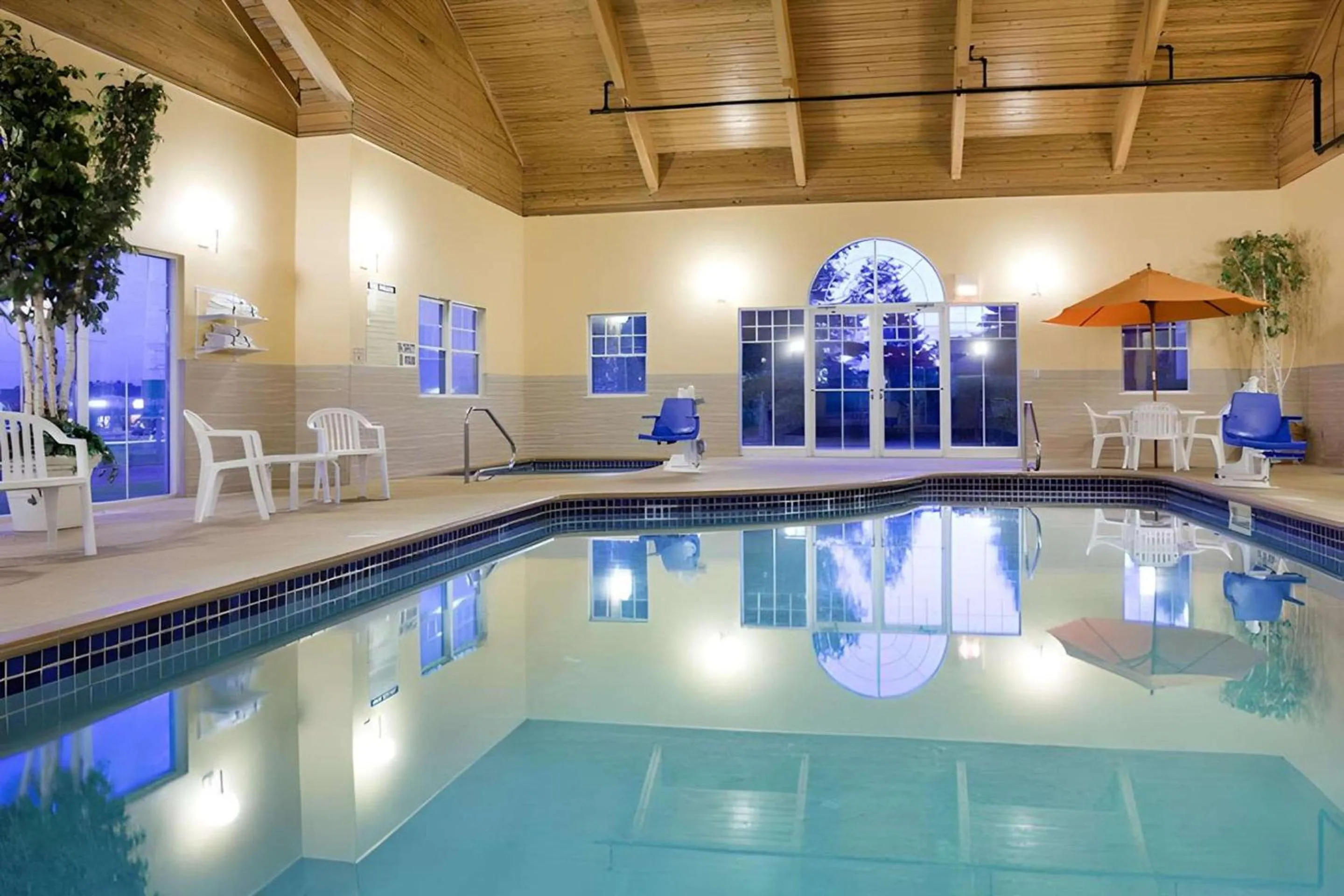 Swimming pool in Quality Inn & Suites Stillwater