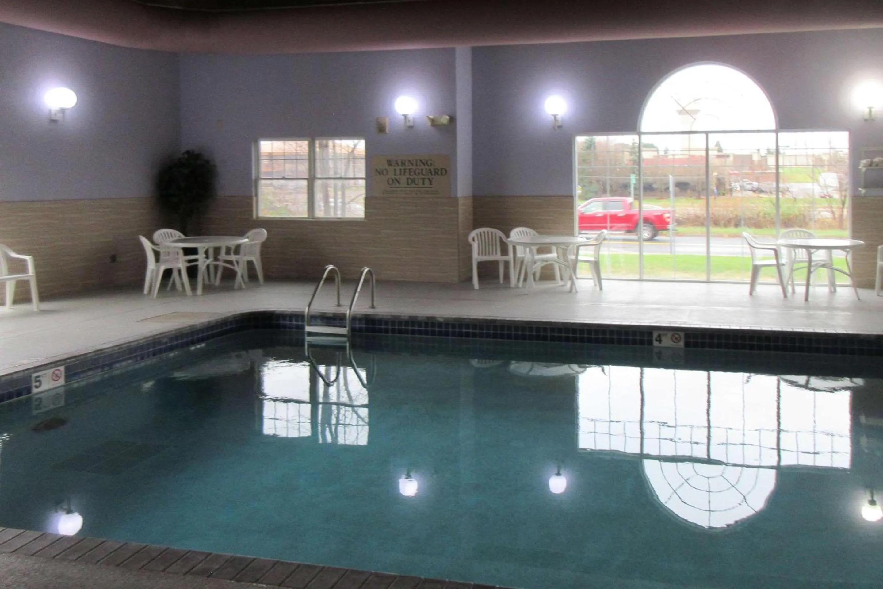 Swimming pool in Quality Inn & Suites Stillwater