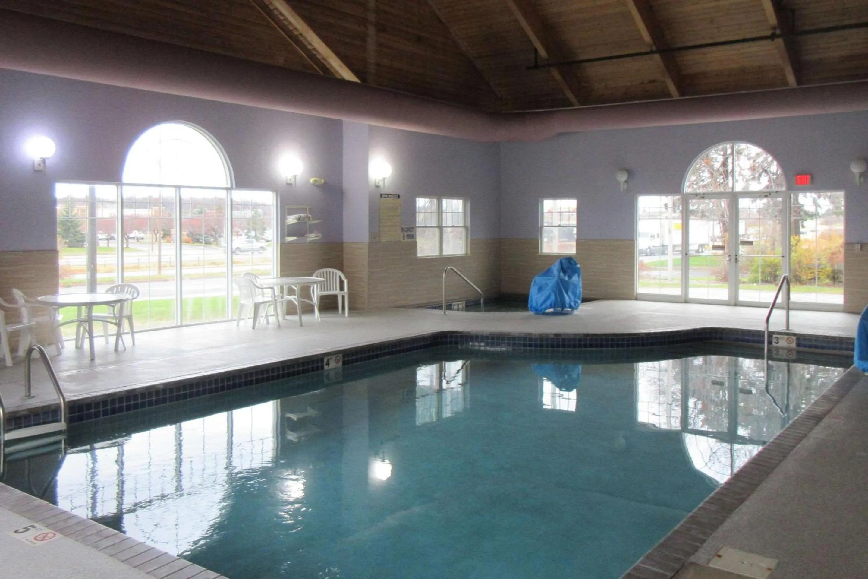 Swimming pool in Quality Inn & Suites Stillwater