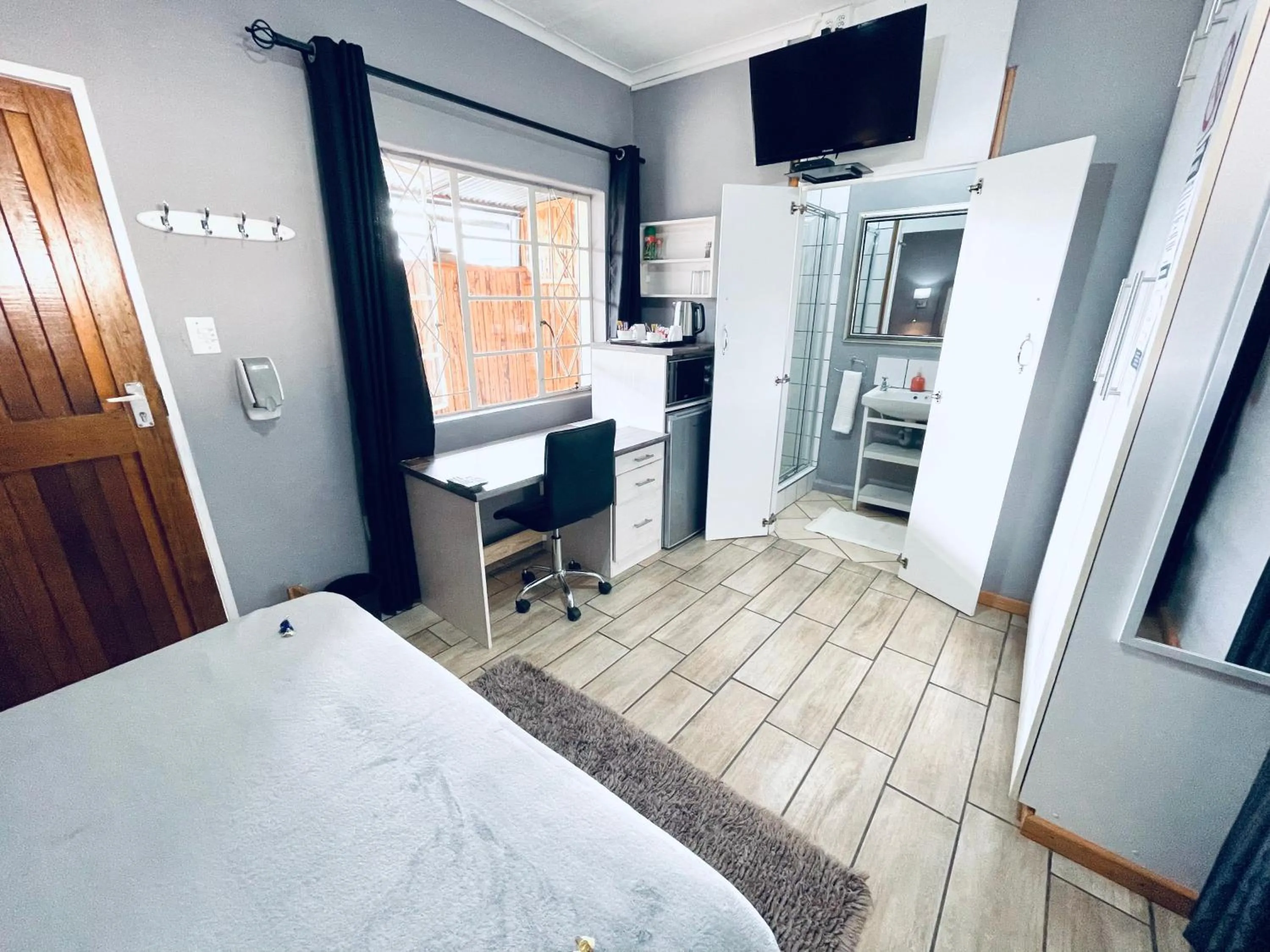 Photo of the whole room, Bed in Madeira Bed