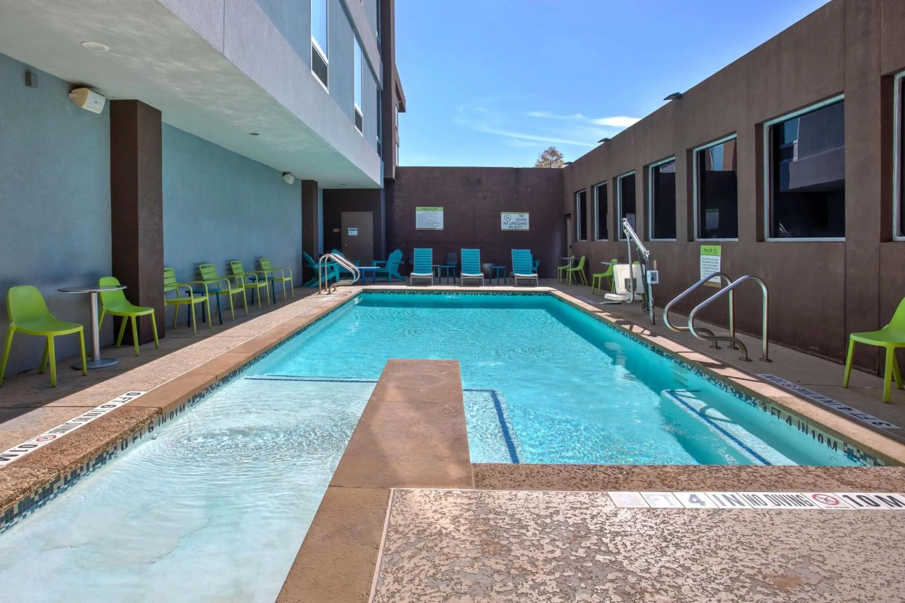 Pool view in Home2 Suites by Hilton Austin/Cedar Park