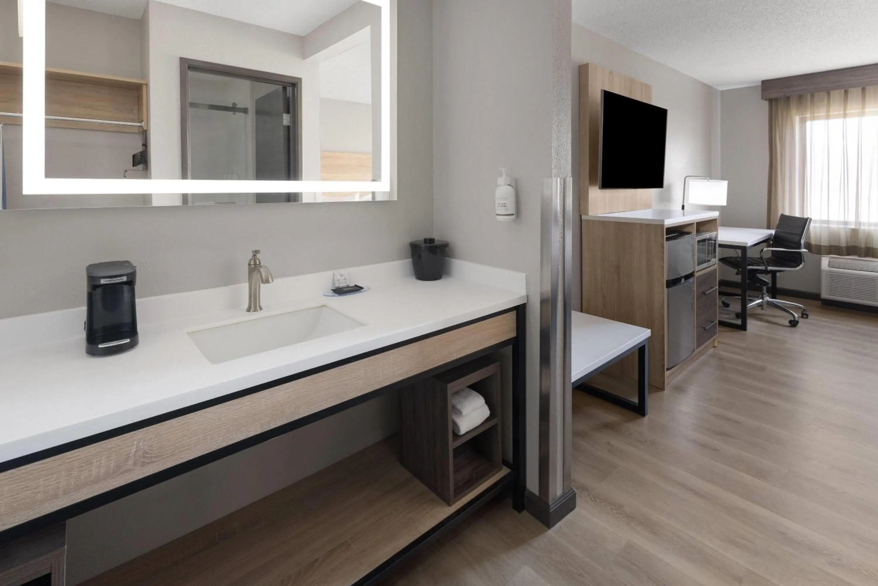 Photo of the whole room in La Quinta by Wyndham Mansfield OH