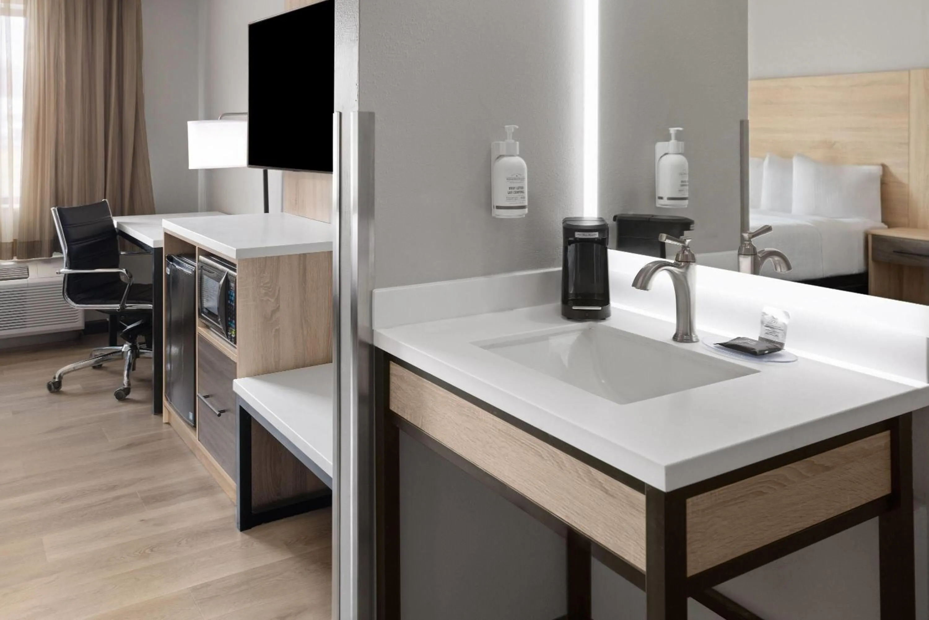 Photo of the whole room in La Quinta by Wyndham Mansfield OH