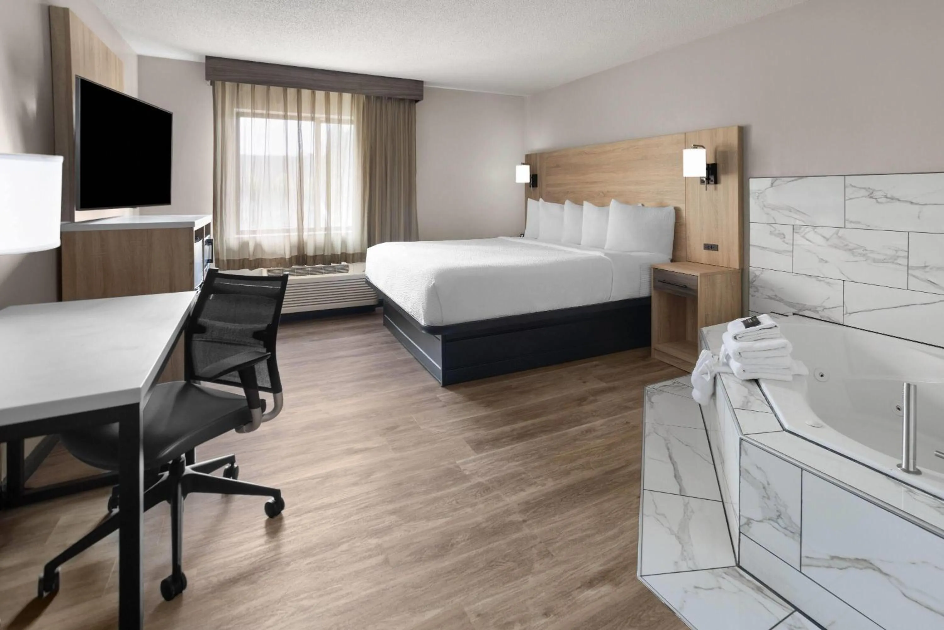 Bath, Bed in La Quinta by Wyndham Mansfield OH