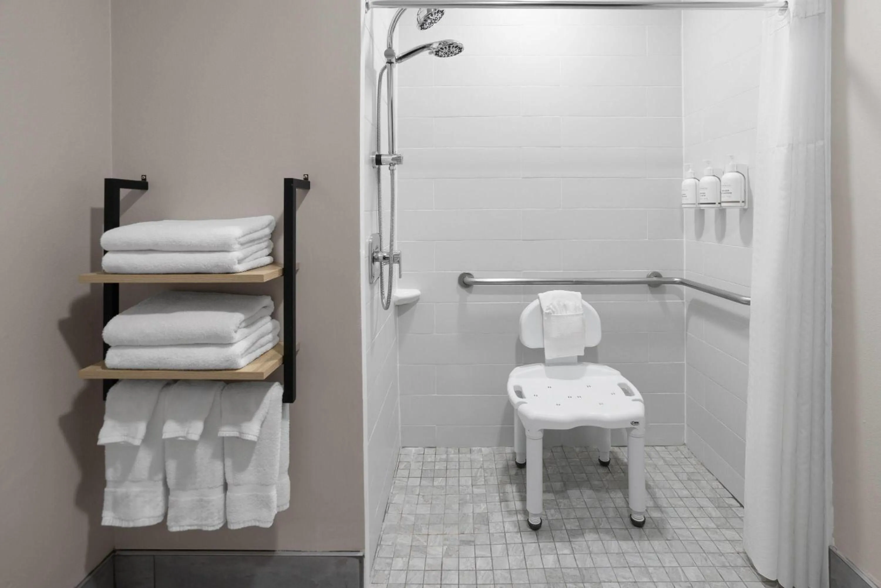 Photo of the whole room in La Quinta by Wyndham Mansfield OH