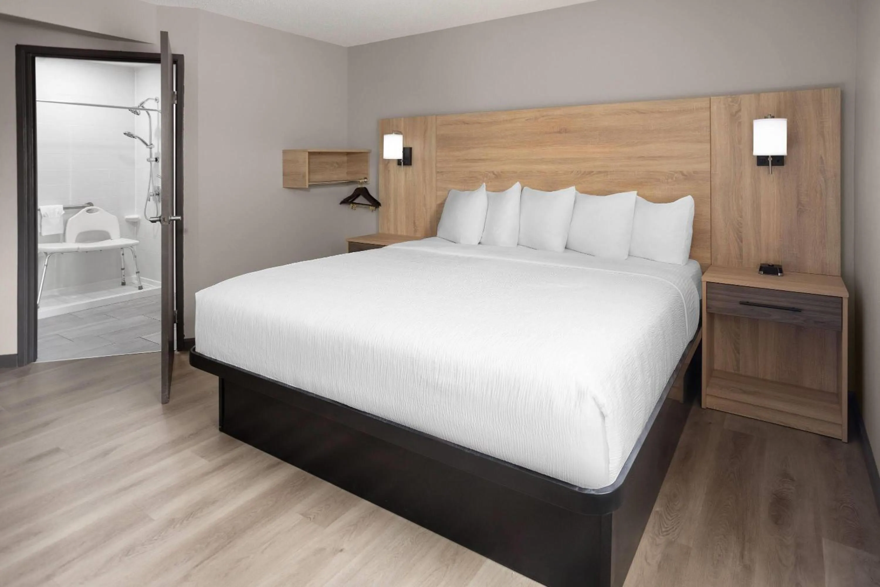 Photo of the whole room, Bed in La Quinta by Wyndham Mansfield OH