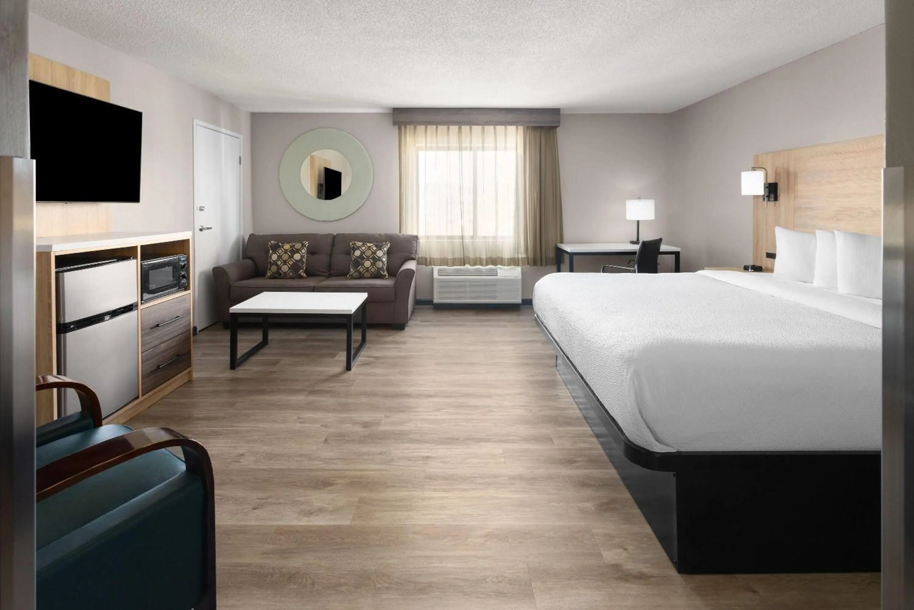 Photo of the whole room, Bed in La Quinta by Wyndham Mansfield OH