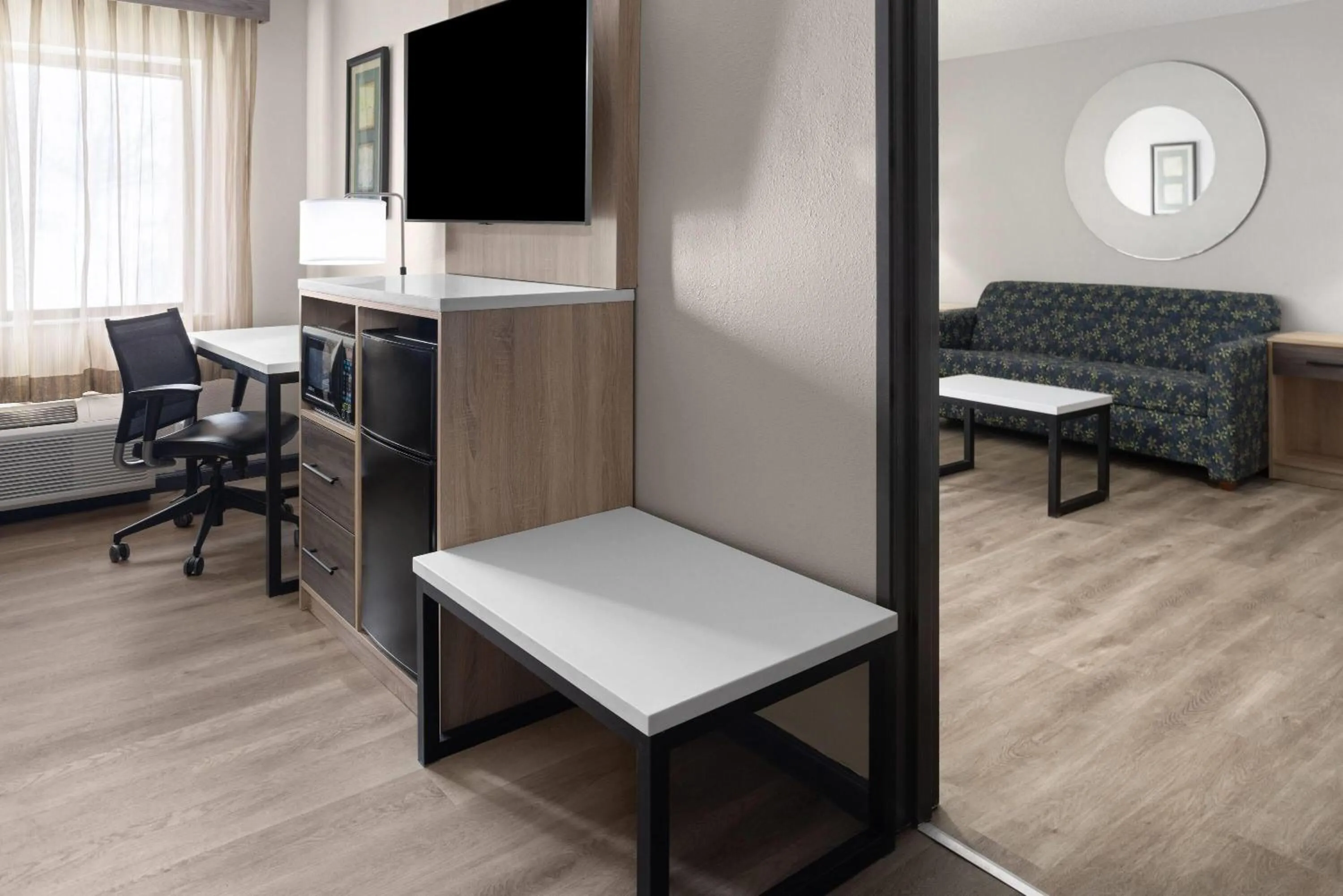 Photo of the whole room in La Quinta by Wyndham Mansfield OH