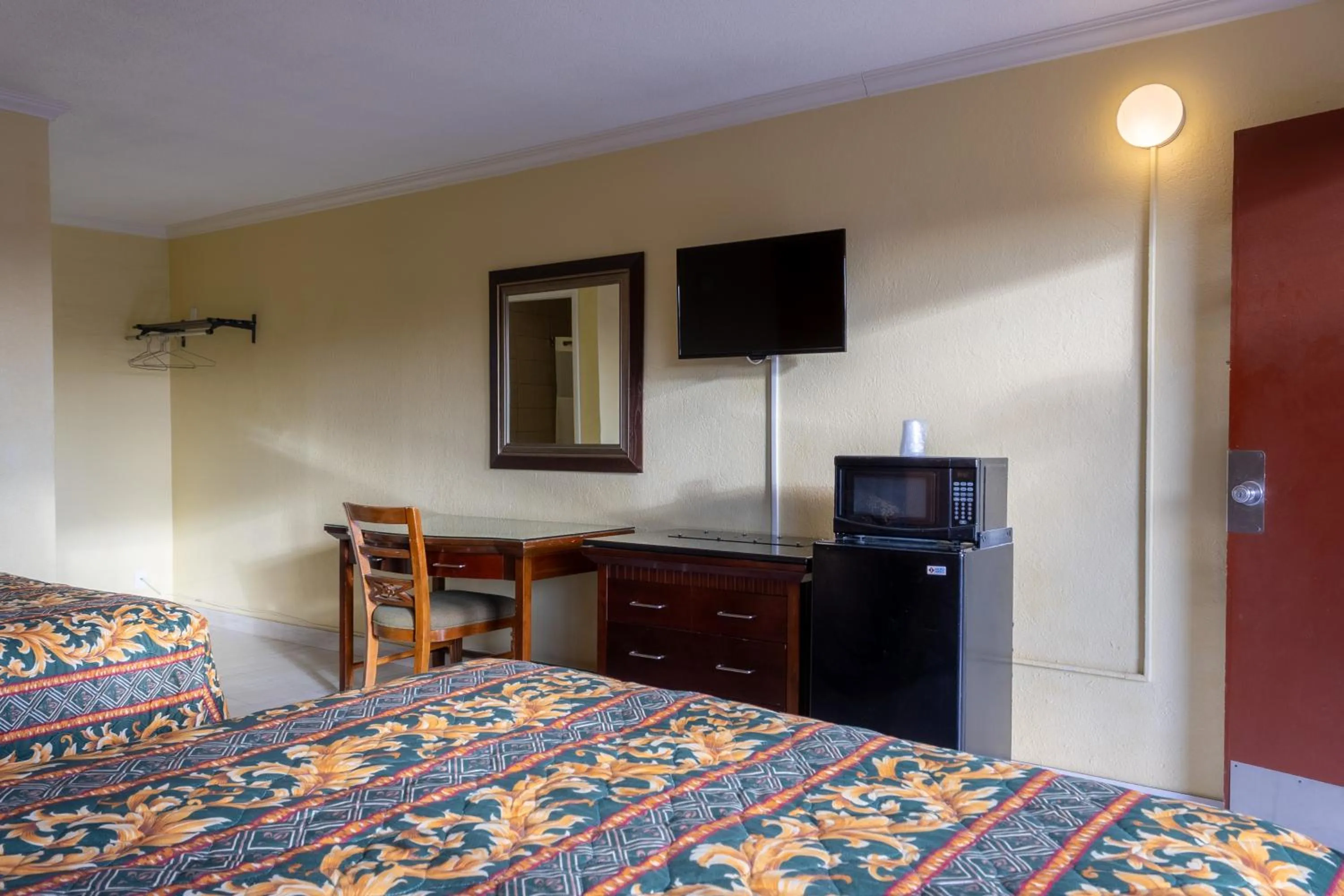 Bedroom, Bed in Kings Rest Motel