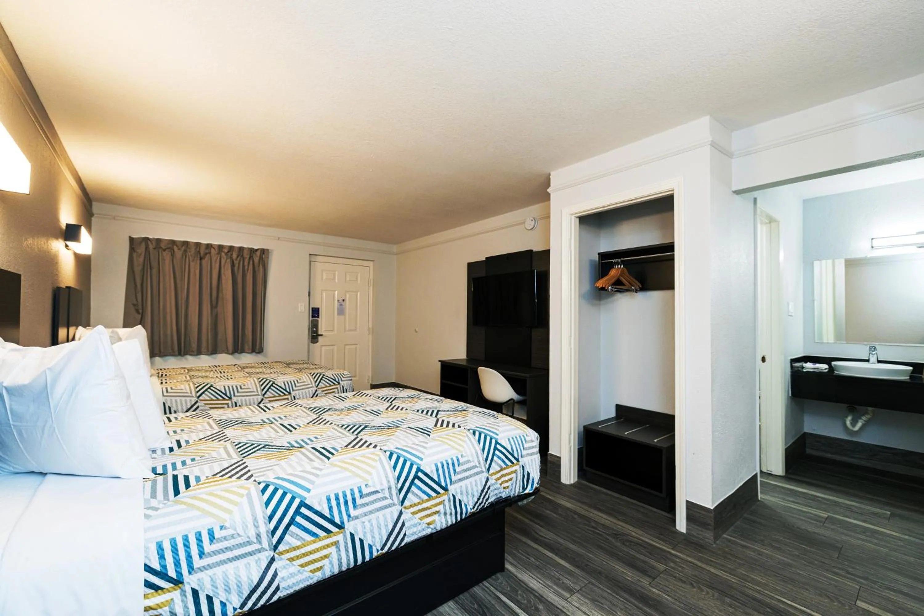 Bed in Motel 6-Baytown, TX - Garth Rd