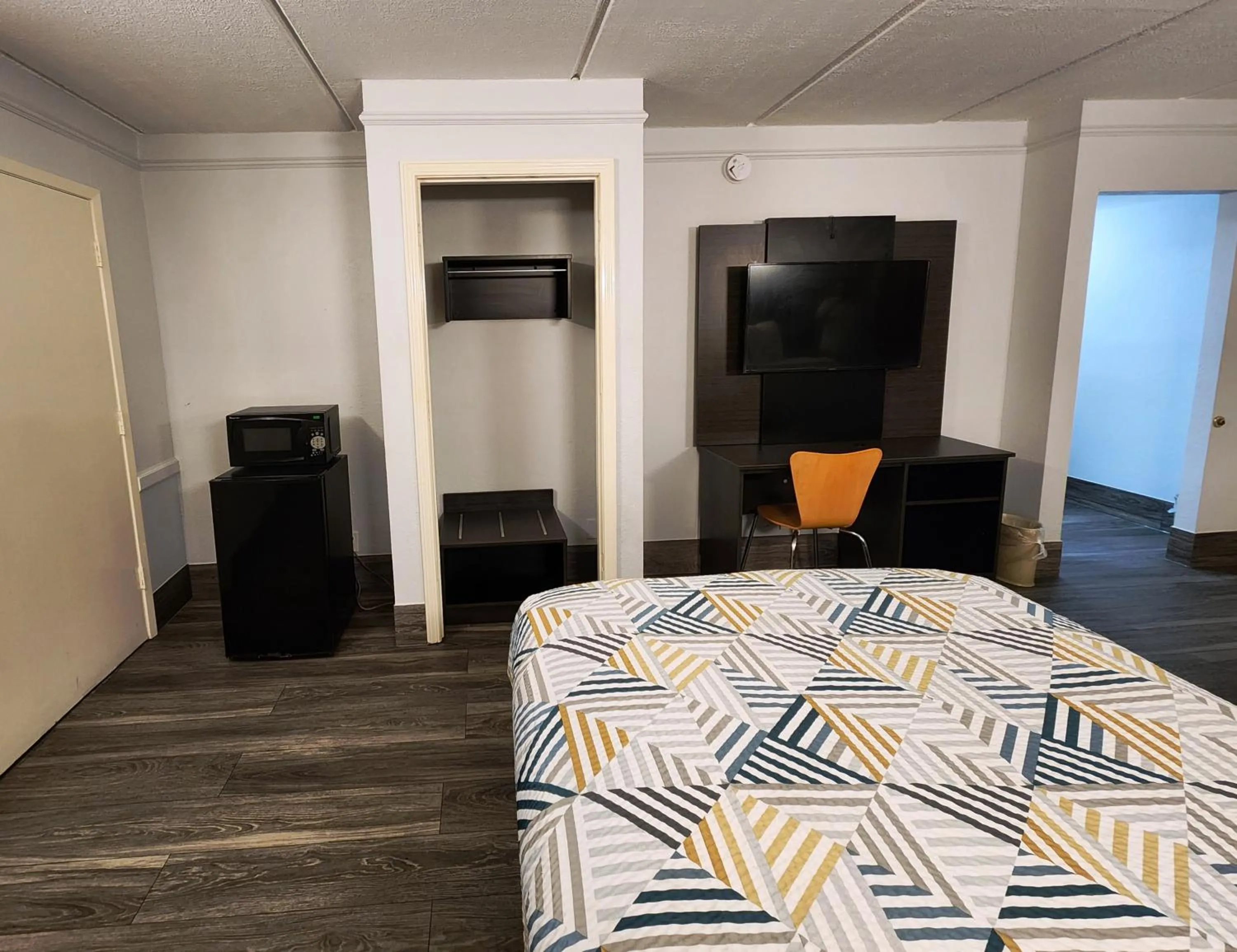 TV and multimedia, Bed in Motel 6-Baytown, TX - Garth Rd