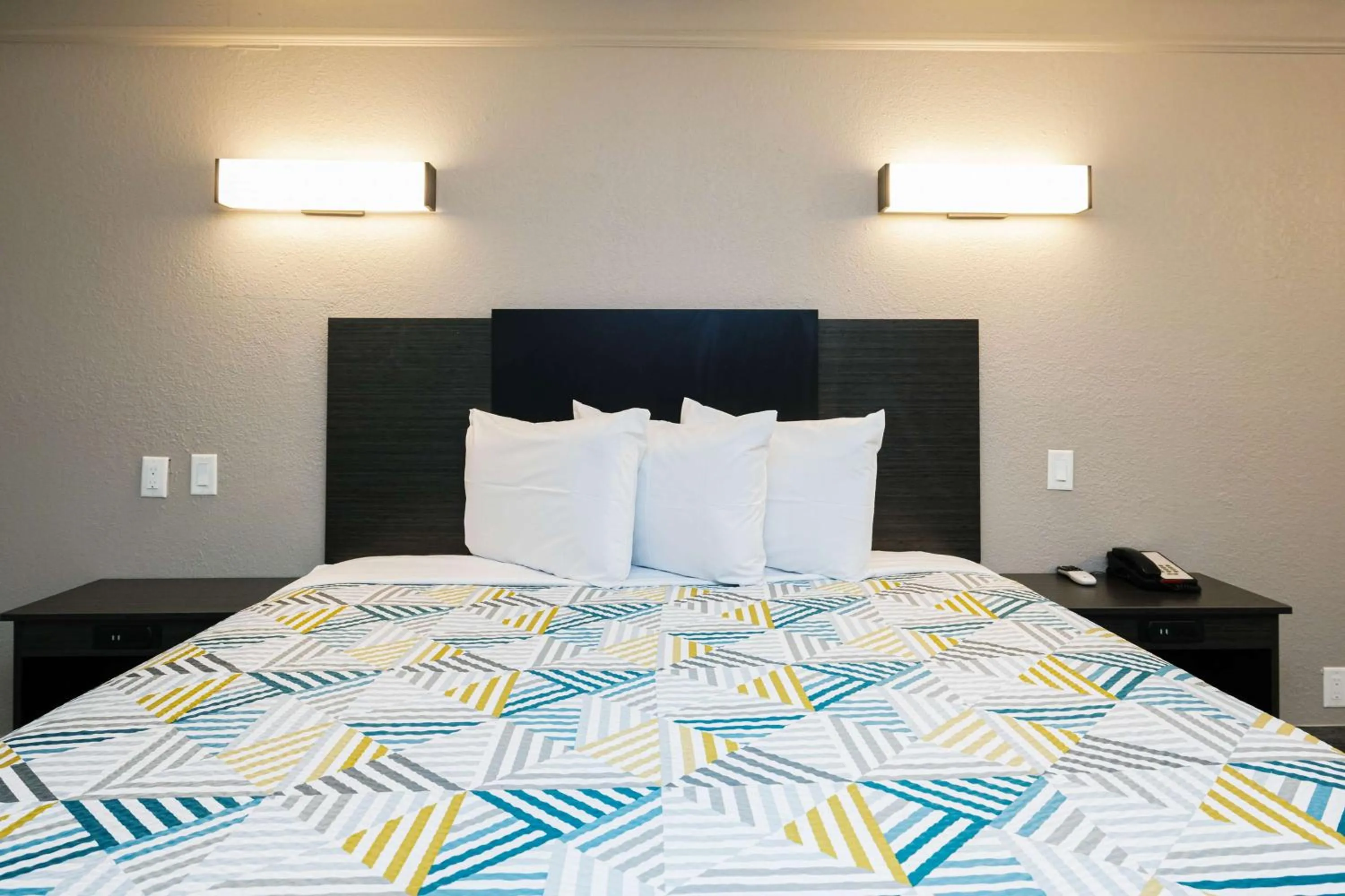 Bedroom, Bed in Motel 6-Baytown, TX - Garth Rd