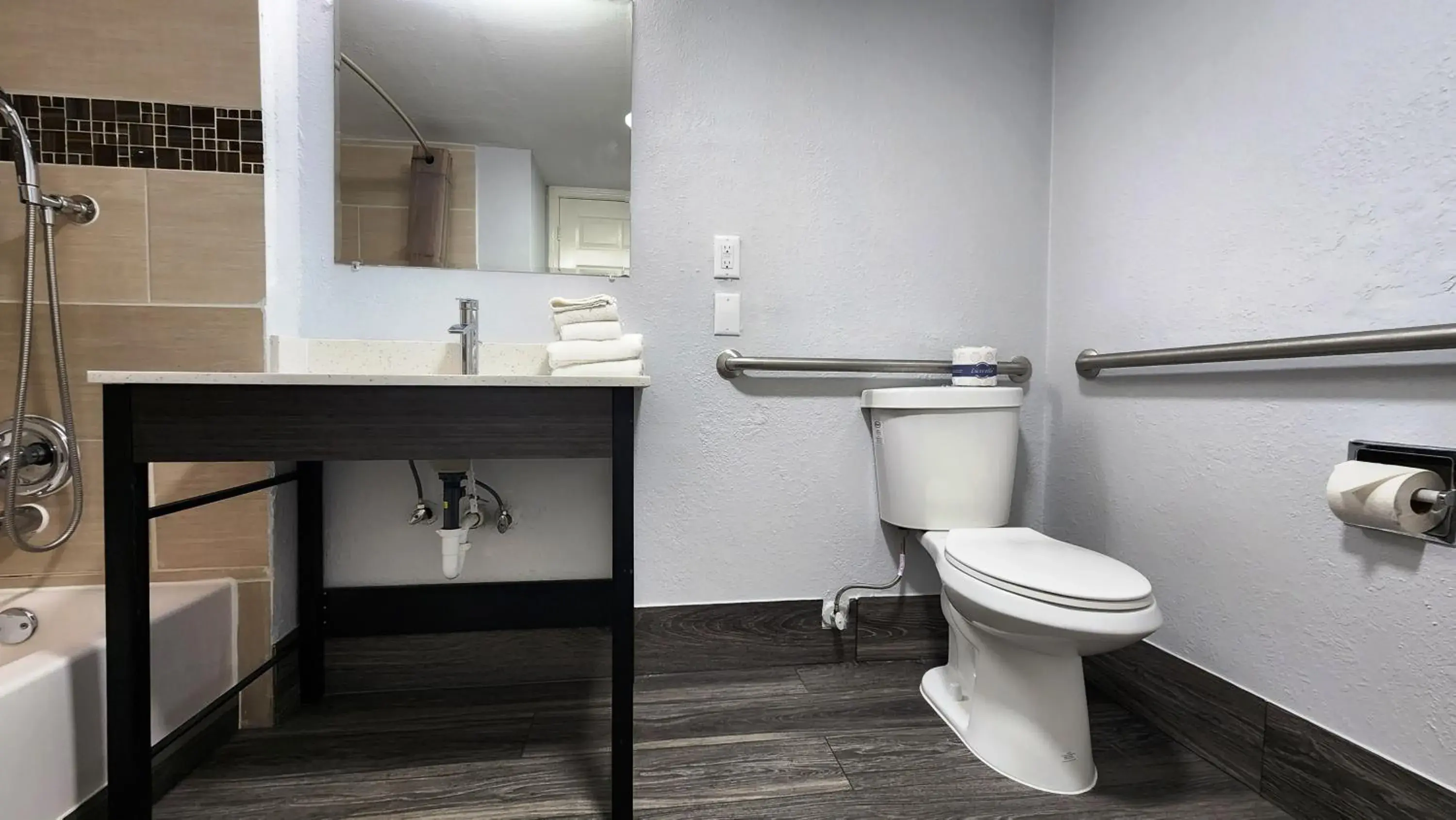 Quadruple Room - Disability Access - Smoking in Motel 6-Baytown, TX - Garth Rd Quadruple Room - Disability Access - Smoking in Motel 6-Baytown, TX - Garth Rd