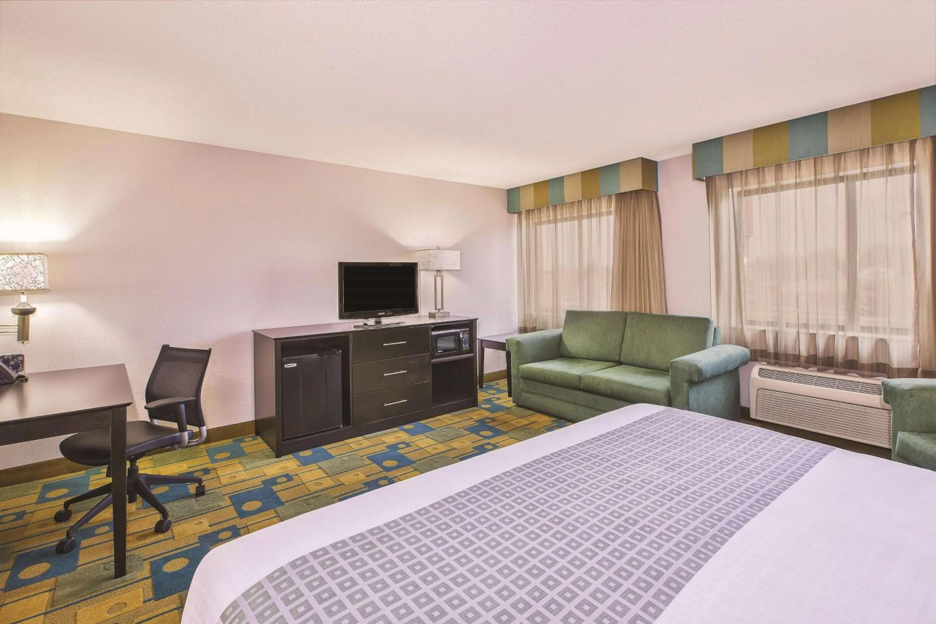 Photo of the whole room, Bed in La Quinta Inn by Wyndham Toledo Perrysburg