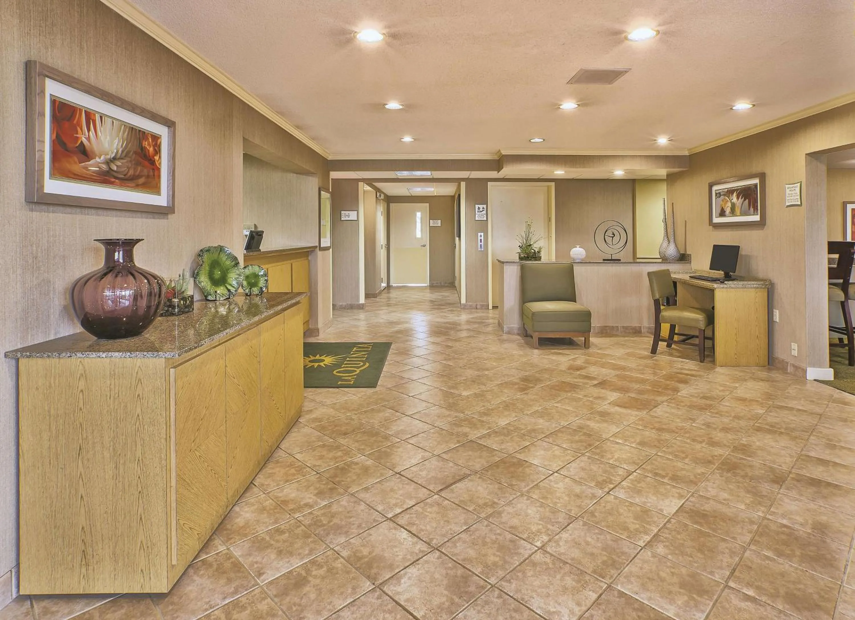 Lobby or reception in La Quinta Inn by Wyndham Toledo Perrysburg