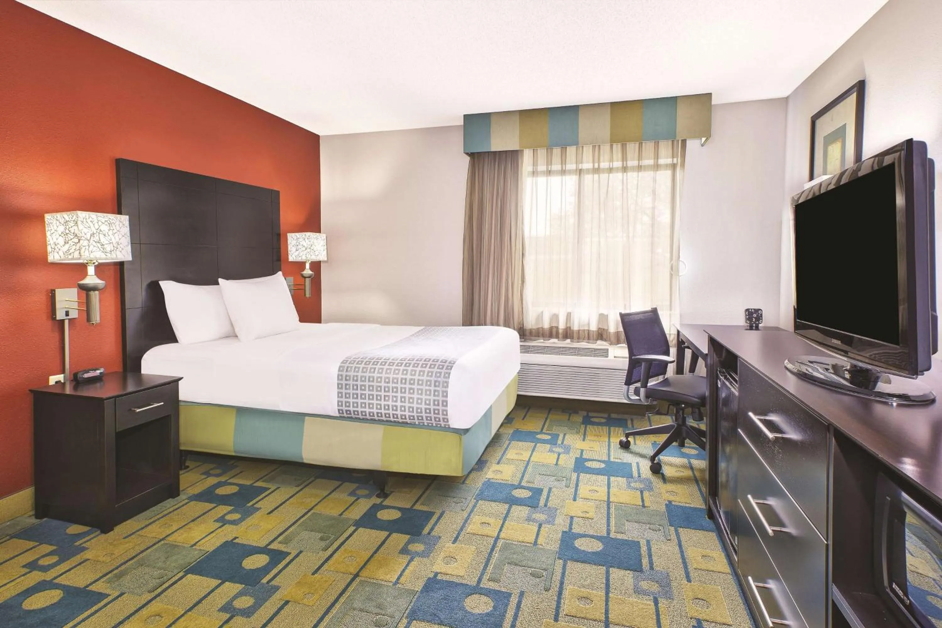 Photo of the whole room, Bed in La Quinta Inn by Wyndham Toledo Perrysburg